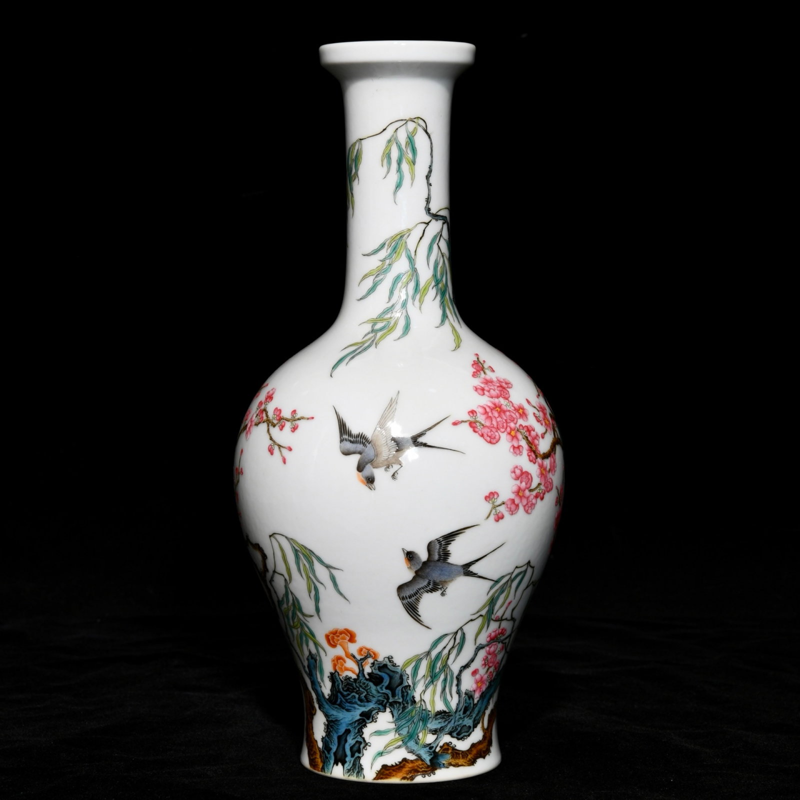 An Exquisite Enamel Flower and Bird Pattern Vase: An Exquisite Enamel Flower and Bird Pattern Vase,Qing Dynasty,China,Qianlong Four-character Mark,Size:10inx4.7in 珐琅彩花鸟纹瓶,中国清ߣ