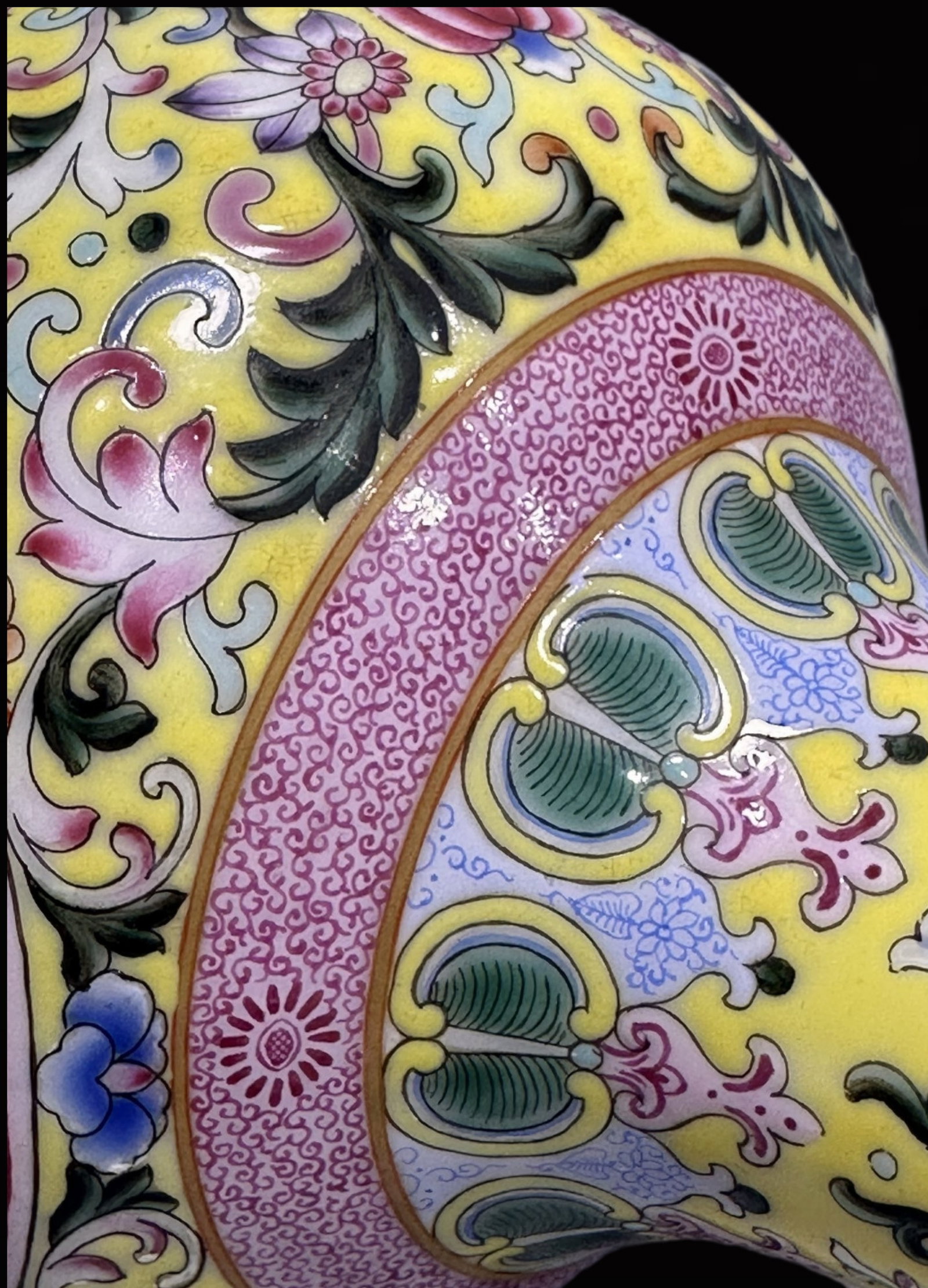 An Exquisite Enamel Figure Pattern Vase - 13
