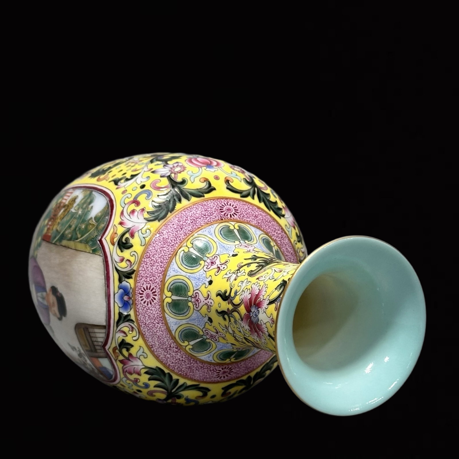 An Exquisite Enamel Figure Pattern Vase - 2