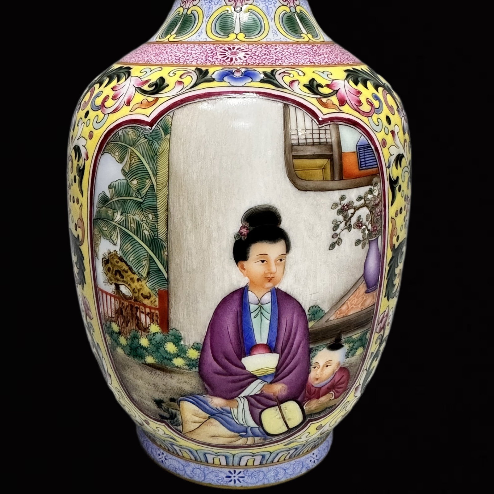 An Exquisite Enamel Figure Pattern Vase - 4
