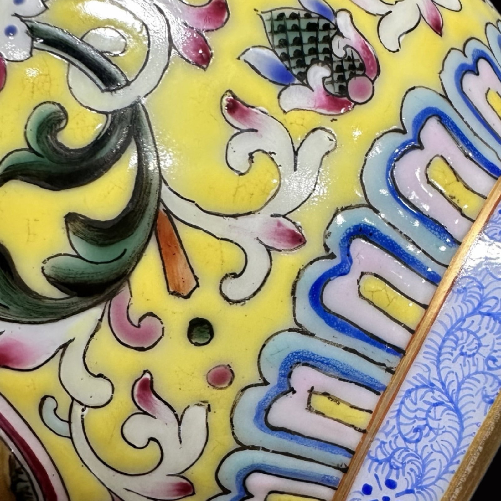 An Exquisite Enamel Figure Pattern Vase - 6