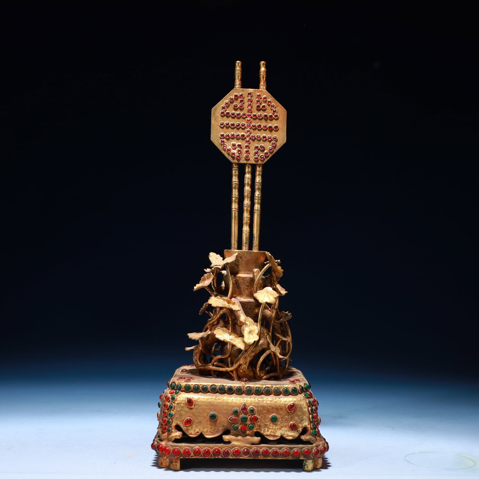 An Exquisite Gilt Bronze Flower Pattern Ornament: An Exquisite Gilt Bronze Flower Pattern Ornament,Qing Dynasty,China,Qianlong Four-character Mark,Size:5.1inx9.4inx5.1in,Weight:1350g