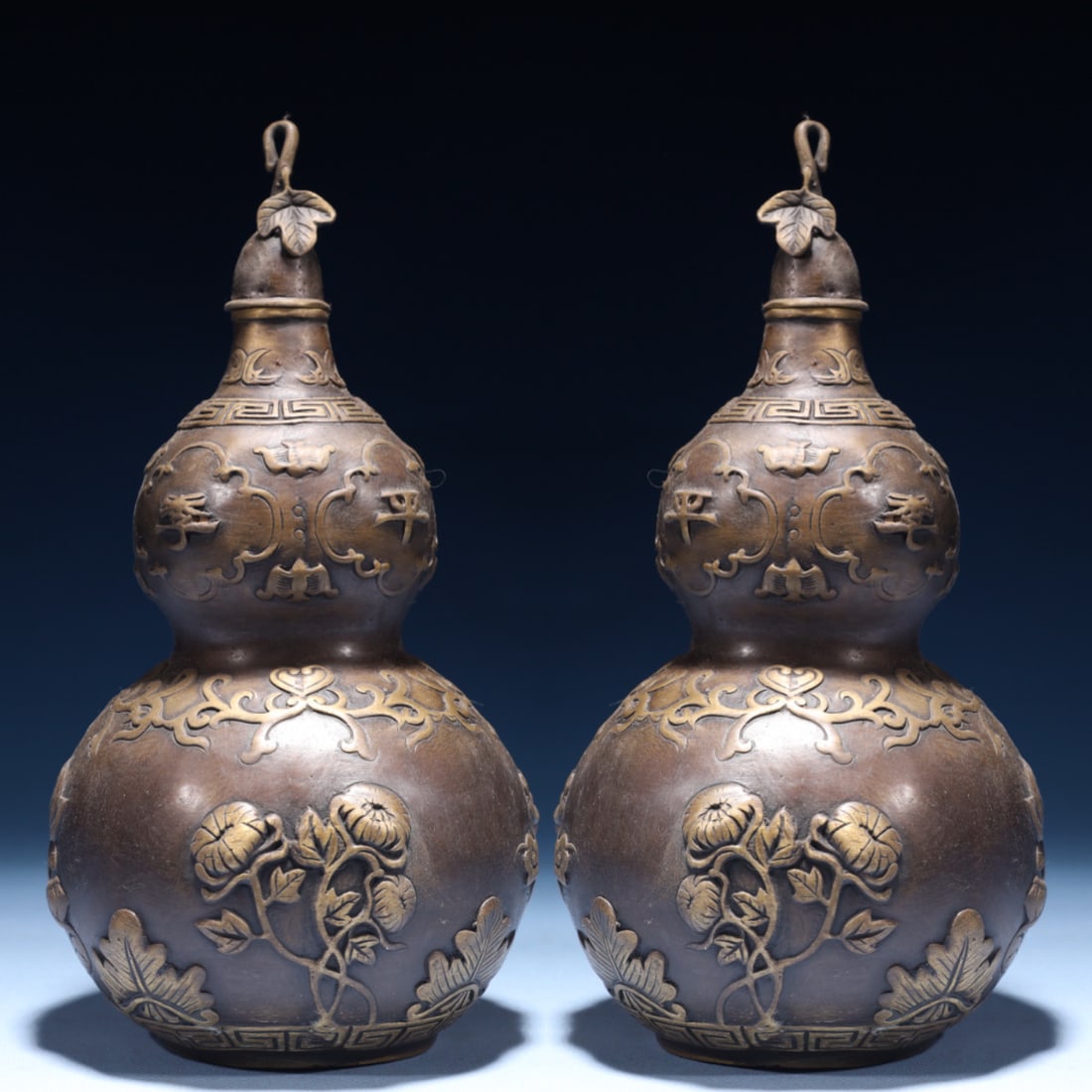 A Pair of Exquisite Bronze Flower Pattern Gourd-Shaped Vase: A Pair of Exquisite Bronze Flower Pattern Gourd-Shaped Vase,Qing Dynasty,China,Size:4.3inx9.1in,Weight:1450g