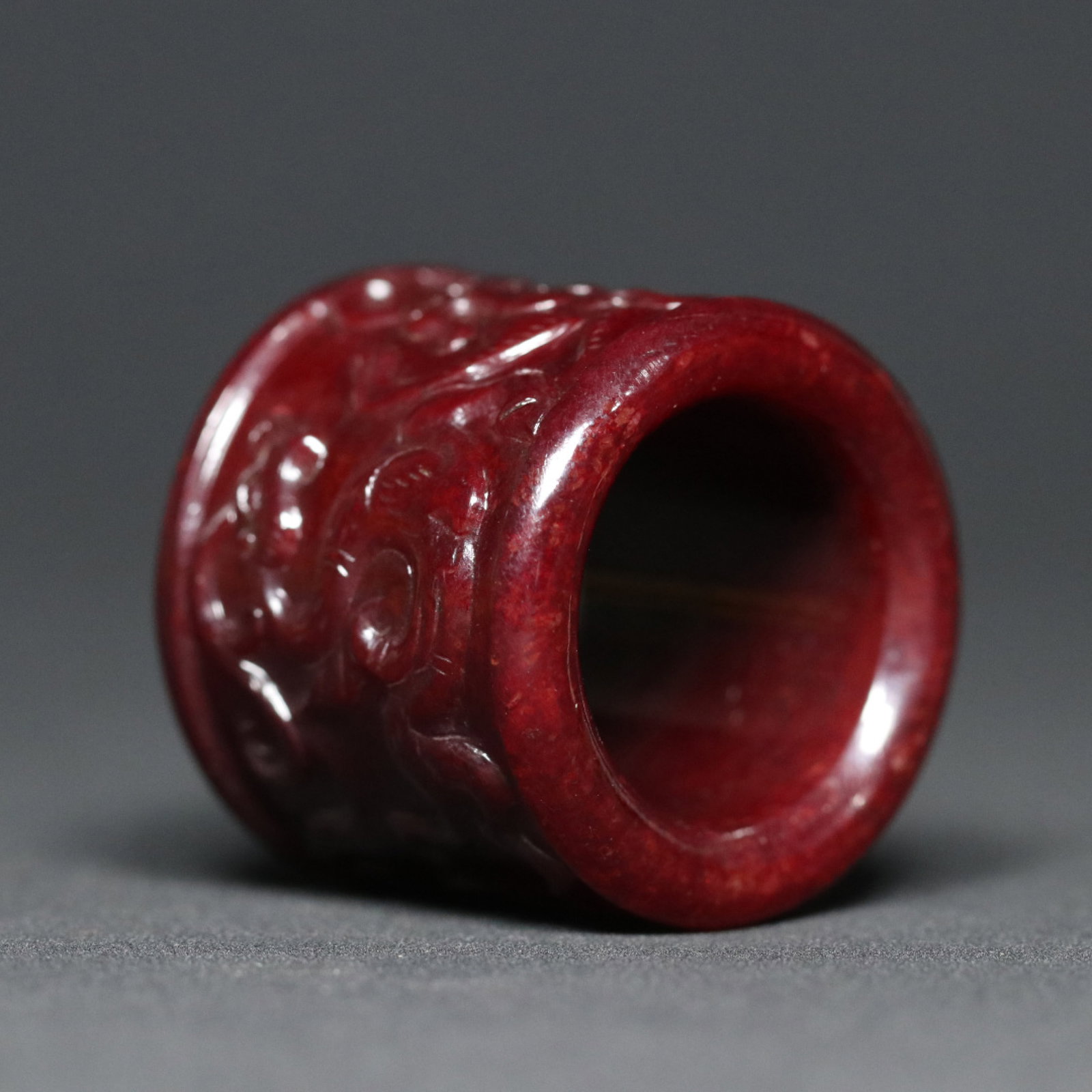 An Exquisite Red Jade Auspicious Beast Pattern Thumb Ring - 7