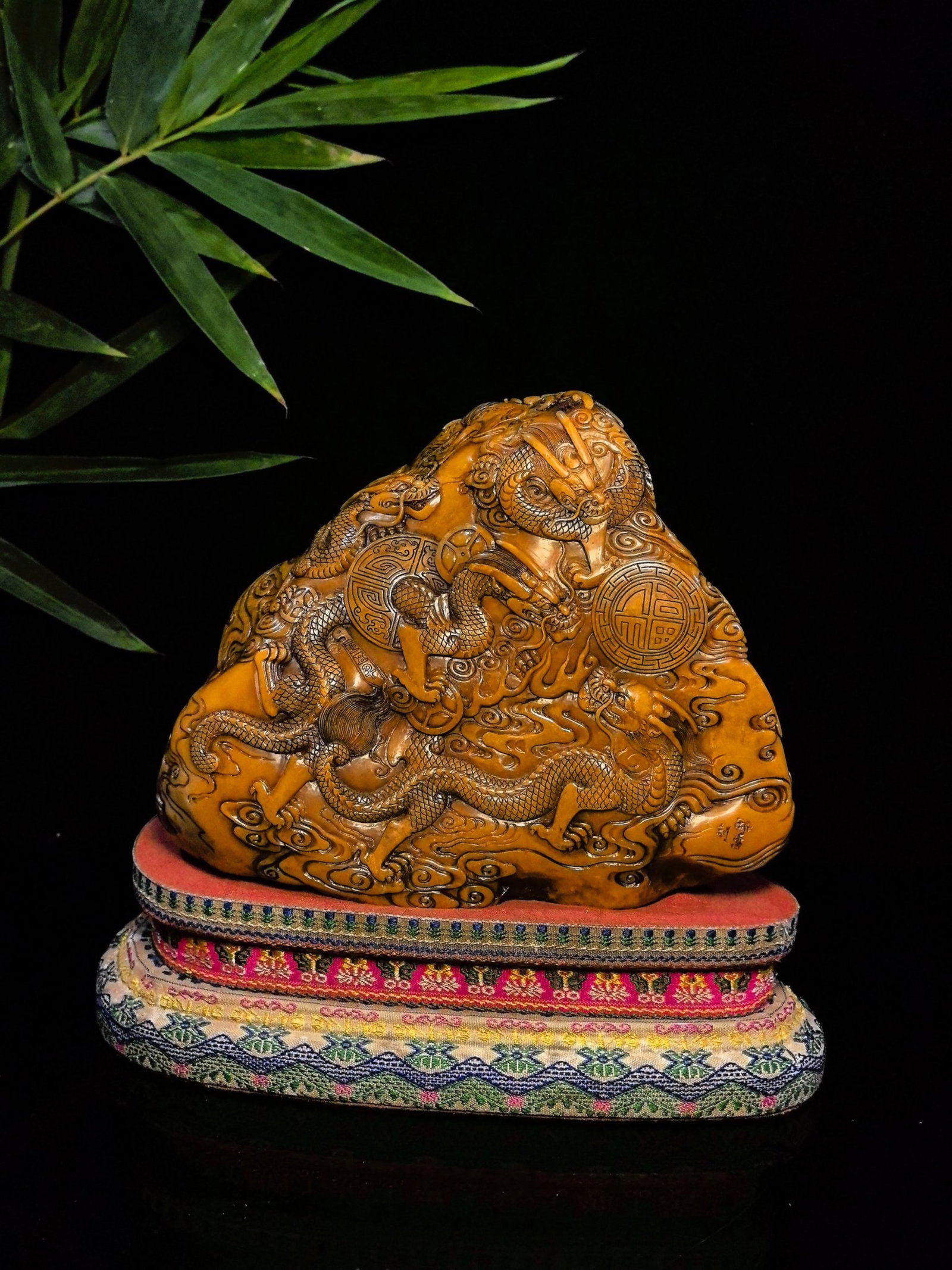 An Exquisite Tianhuang Stone Dragon Pattern Seal (1 of 9)