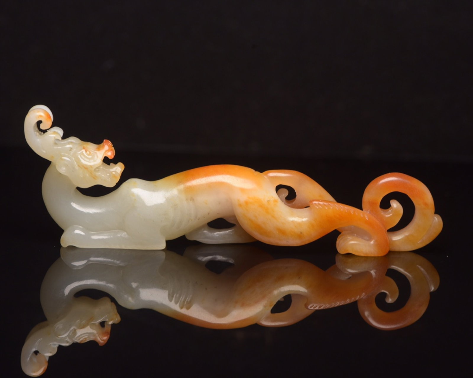 An Exquisite White Jade Dragon Ornament: An Exquisite White Jade Dragon Ornament,Qing Dynasty,China,Size:4.7inx1.5inx0.6in,Weight:61g 白玉龙摆件,中国清代