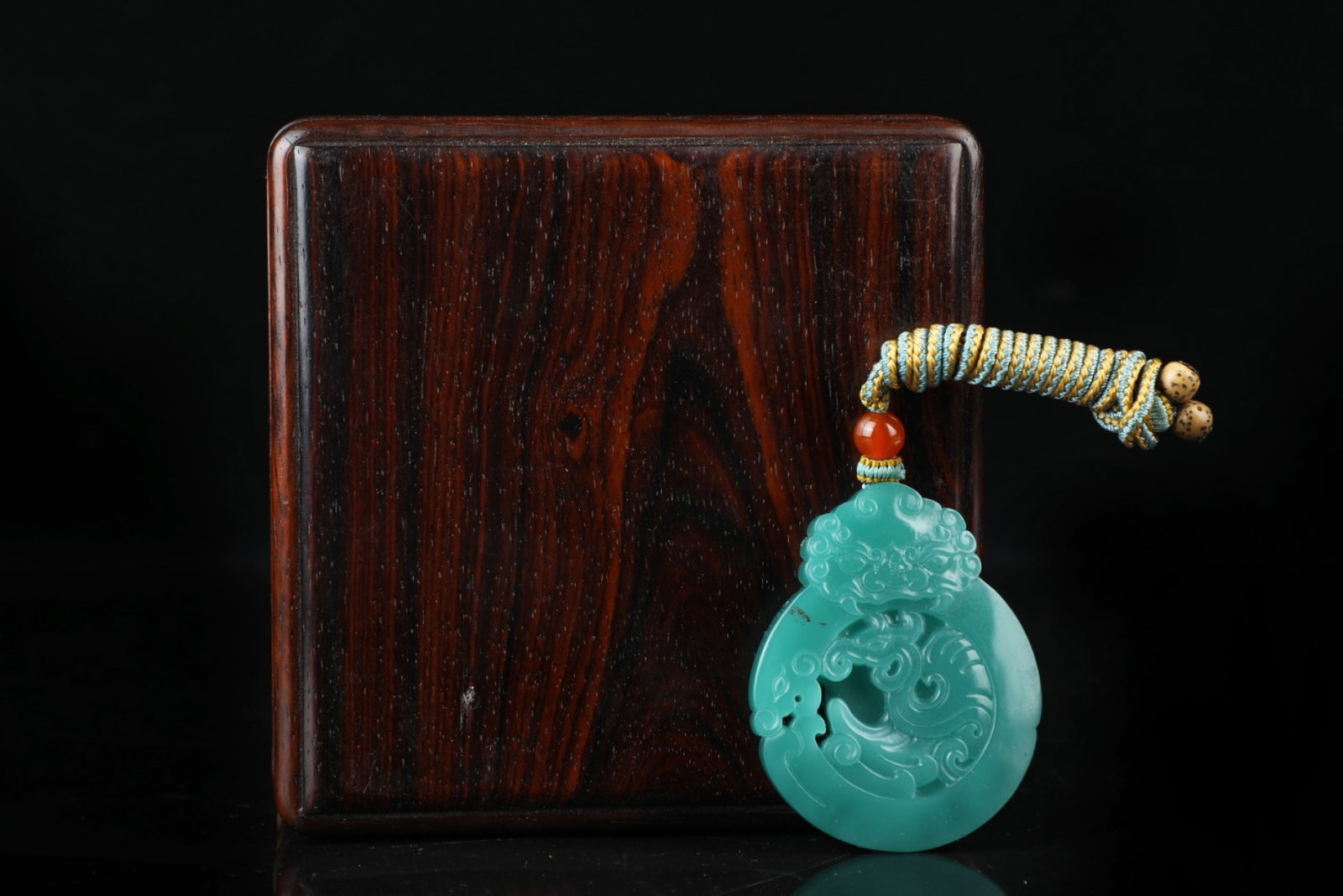 An Exquisite Shoushan Stone Phoenix Pattern Pendant: An Exquisite Shoushan Stone Phoenix Pattern Pendant,Qing Dynasty,China,Size:2.4inx1.8in,Weight:45g 寿山石凤纹挂件,中国清代