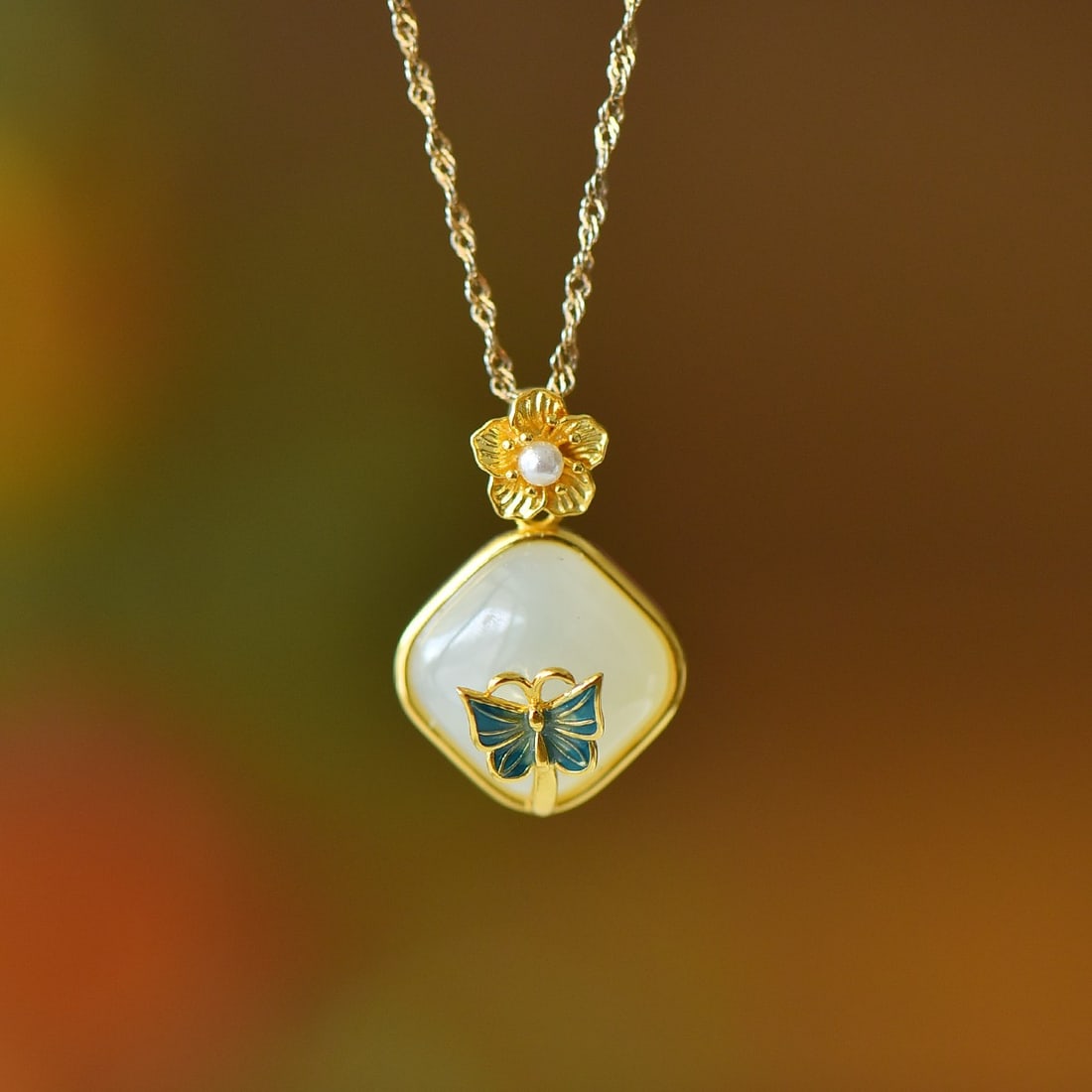 An Exquisite Sterling Silver Inlaid White Jade Butterfly Pattern Necklace: An Exquisite Sterling Silver Inlaid White Jade Butterfly Pattern Necklace 纯银镶白玉蝴蝶纹项链
