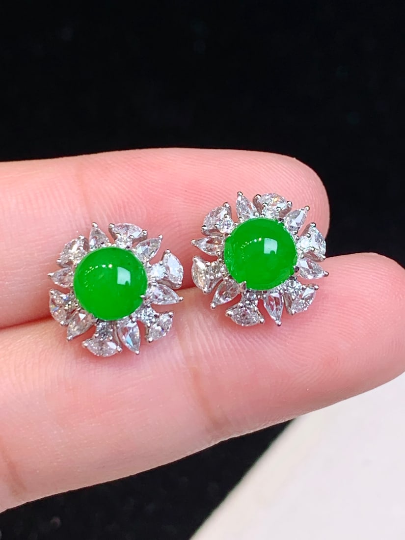 A Pair of Exquisite 18k Gold Diamond Inlaid Jadeite Earrings: A Pair of Exquisite 18k Gold Diamond Inlaid Jadeite Earrings,Size(Loose Stone):6.2mmx6.2mmx3mm 一对18k金钻镶嵌翡翠耳钉