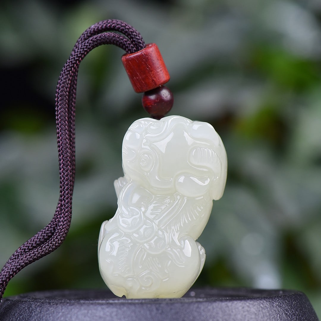 An Exquisite White Jade Wealth-Attracting Creature Pendant: An Exquisite White Jade Wealth-Attracting Creature Pendant,Size:22mmx39mm 白玉貔貅挂件