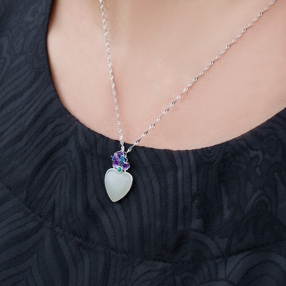 An Exquisite Sterling Silver Inlaid Jasper Enamel Necklace: An Exquisite Sterling Silver Inlaid Jasper Enamel Necklace,Size:14mmx14mm 纯银镶碧玉珐琅项链
