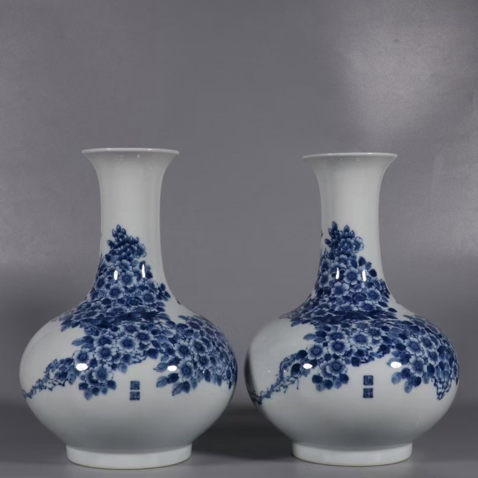 A Pair of Exquisite Blue and White Flower and Bird Pattern Vases: A Pair of Exquisite Blue and White Flower and Bird Pattern Vases,the Republic of China,With Mark,Size:10.2inx7.5in