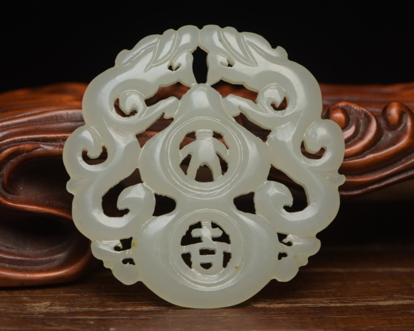 An Exquisite White Jade Dragon Pattern Pendant: An Exquisite White Jade Dragon Pattern Pendant,Qing Dynasty,China,Size:2.2inx2.2inx0.2in,Weight:23g 白玉龙纹牌,中国清代