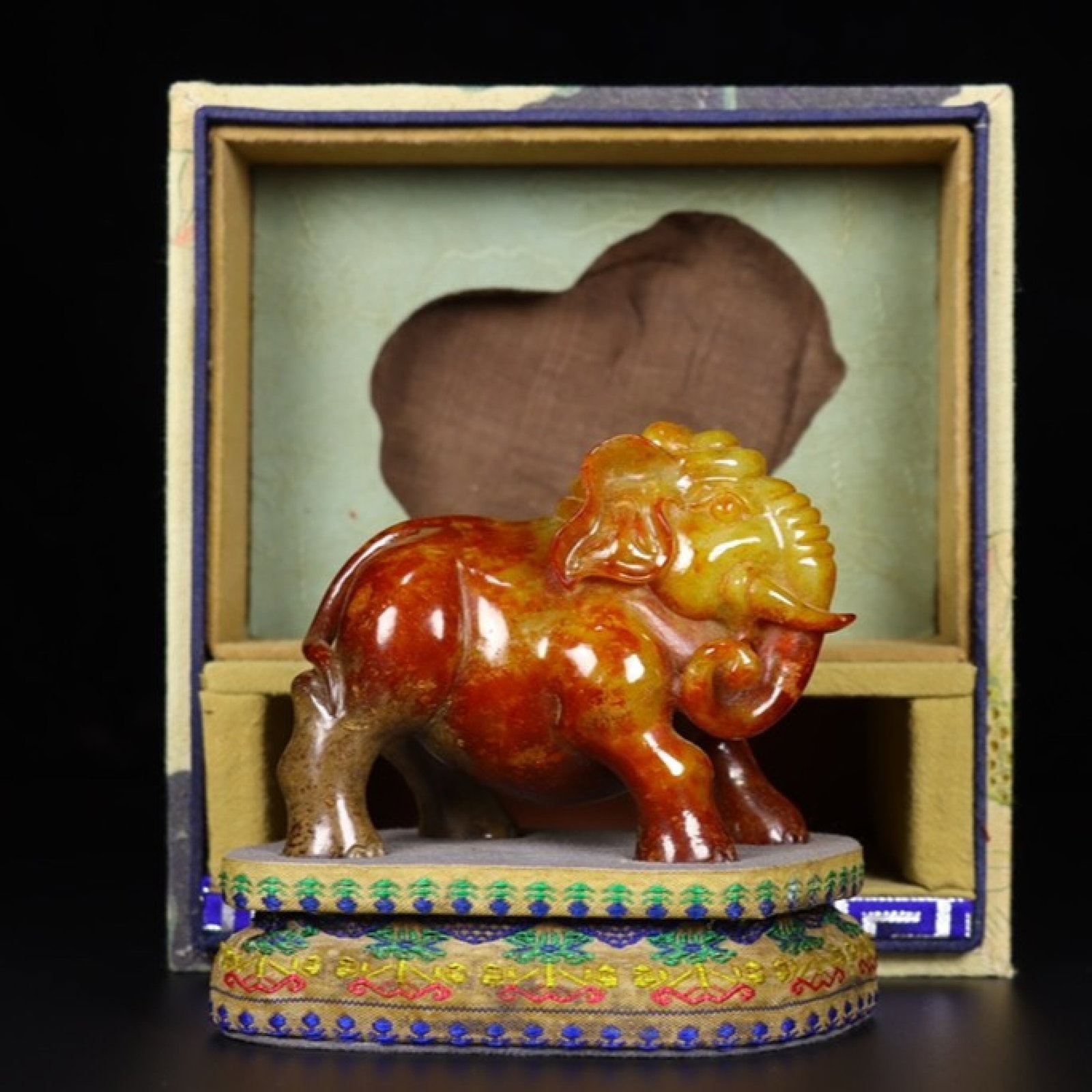 An Exquisite Yellow Jade Elephant Ornament: An Exquisite Yellow Jade Elephant Ornament,Qing Dynasty, China,Size:4.3inx2.4inx3.3in,Weight:537g 黄玉象摆件,中国清代