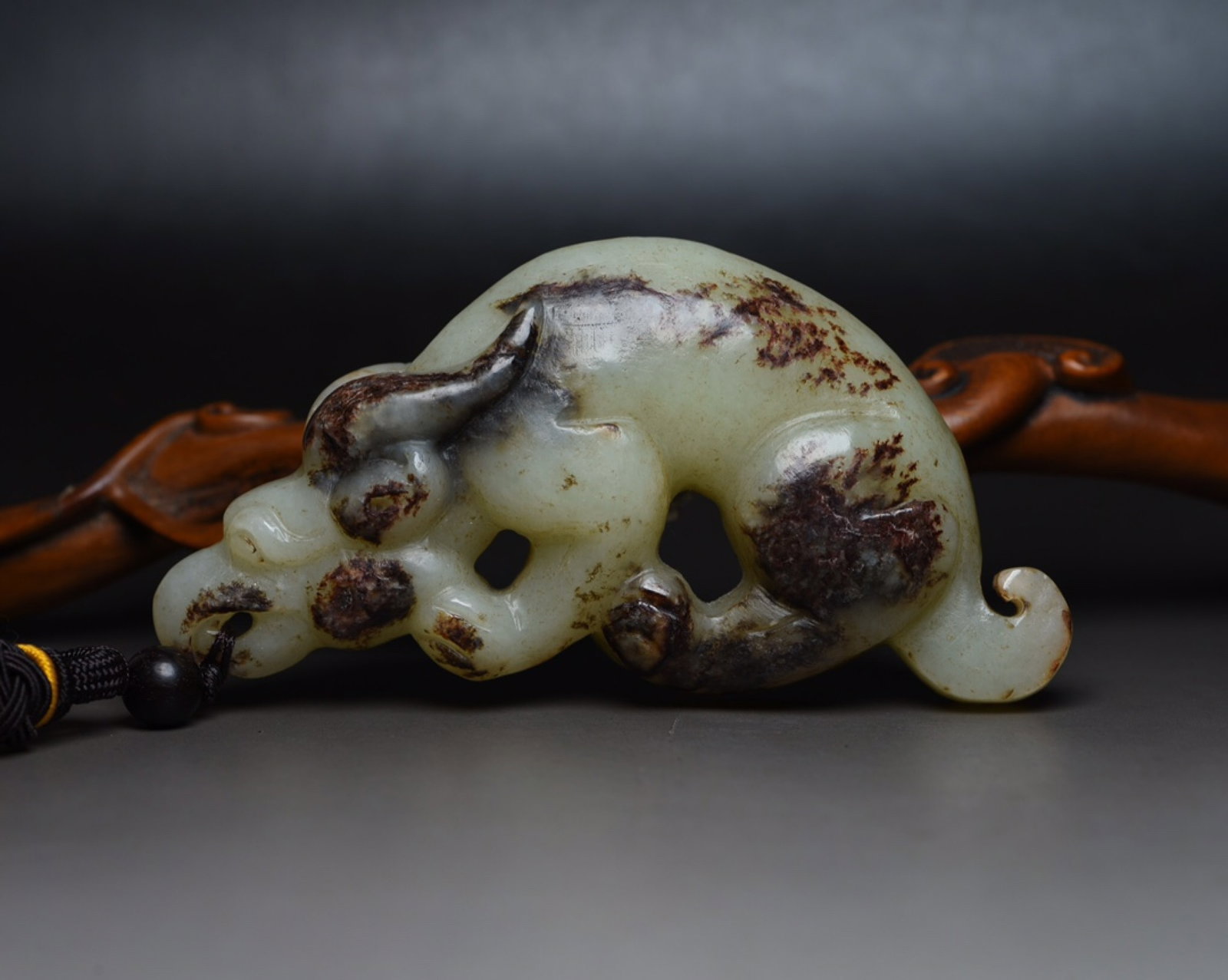 An Exquisite White Jade Beast Ornament: An Exquisite White Jade Beast Ornament,Qing Dynasty,China,Size:3.1inx2inx0.8in,Weight:128g 白玉兽摆件,中国清代