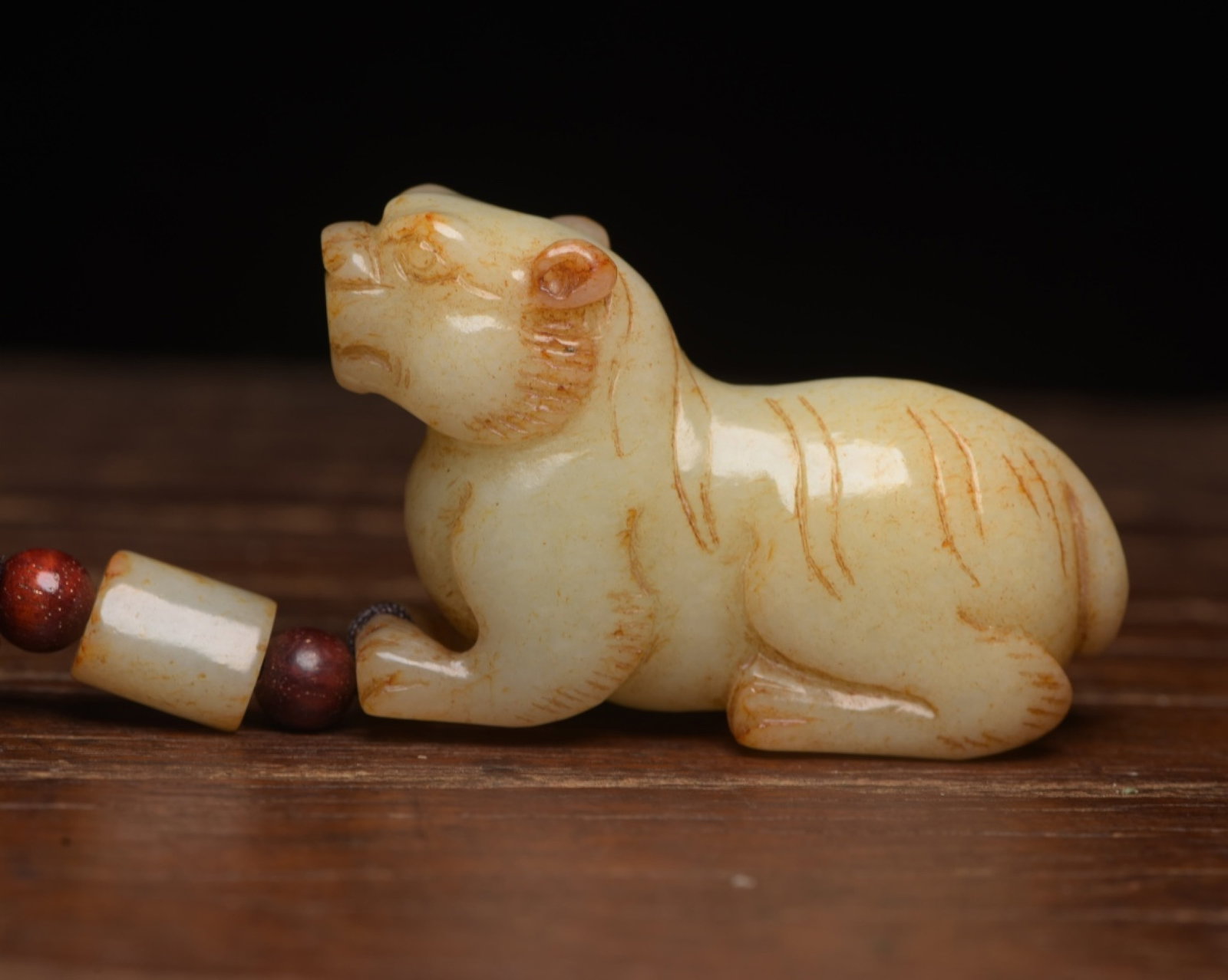 An Exquisite White Jade Beast Ornament: An Exquisite White Jade Beast Ornament,Qing Dynasty,China,Size:2.6inx1.6inx0.8in,Weight:86g 白玉兽摆件,中国清代