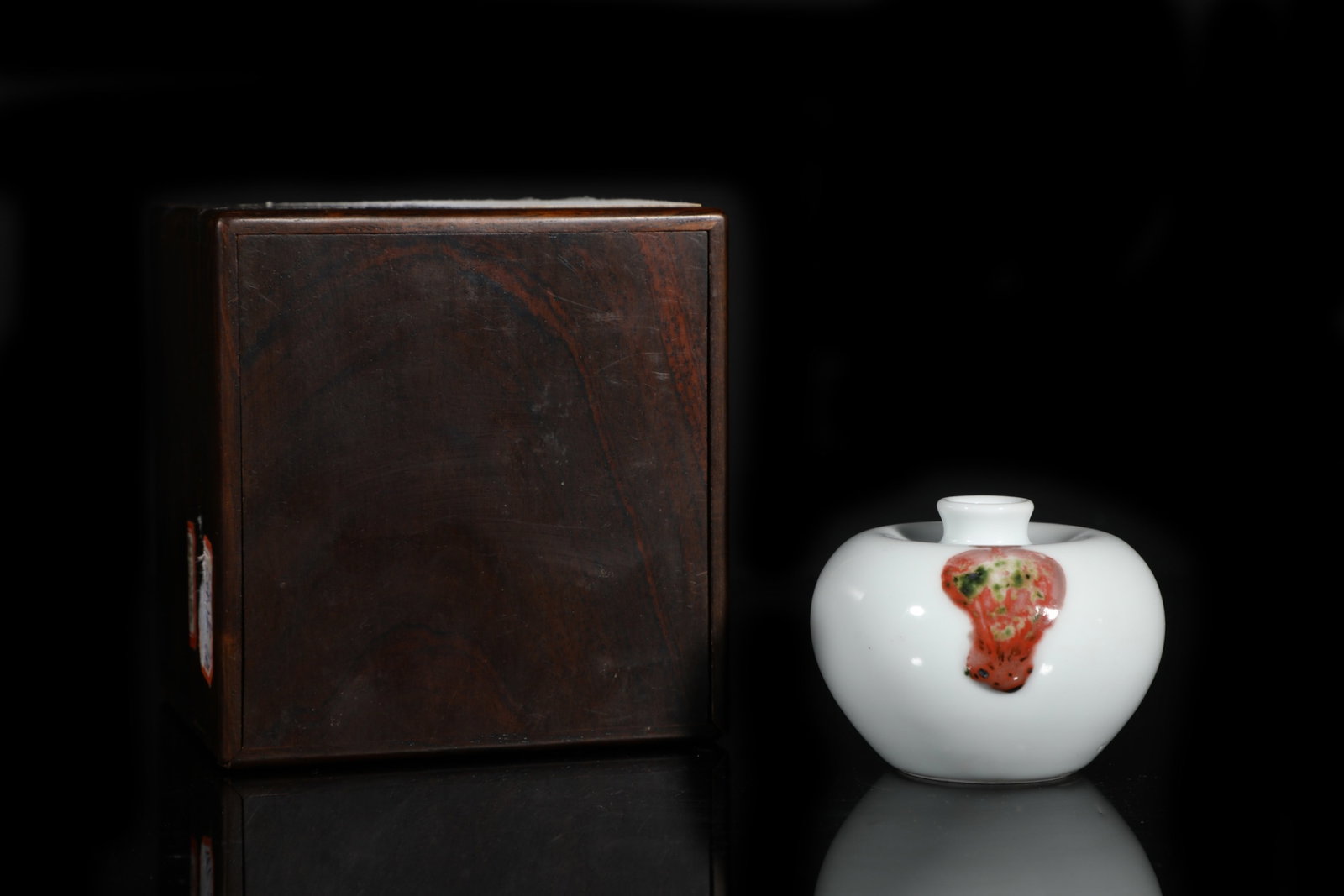 An Exquisite Underglaze-Red Vase: An Exquisite Underglaze-Red Vase,Qing Dynasty,China,Qianlong Six-character Mark,Size:2.3inx2.9in 釉里红瓶,中国清代,乾隆六字Ē