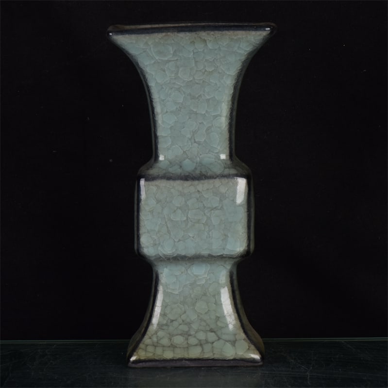An Exquisite Guan yao Vase: An Exquisite Guan yao Vase,Song Dynasty,China,Size:9.1inx4.3inx3.1in 官窑瓶,中国宋代
