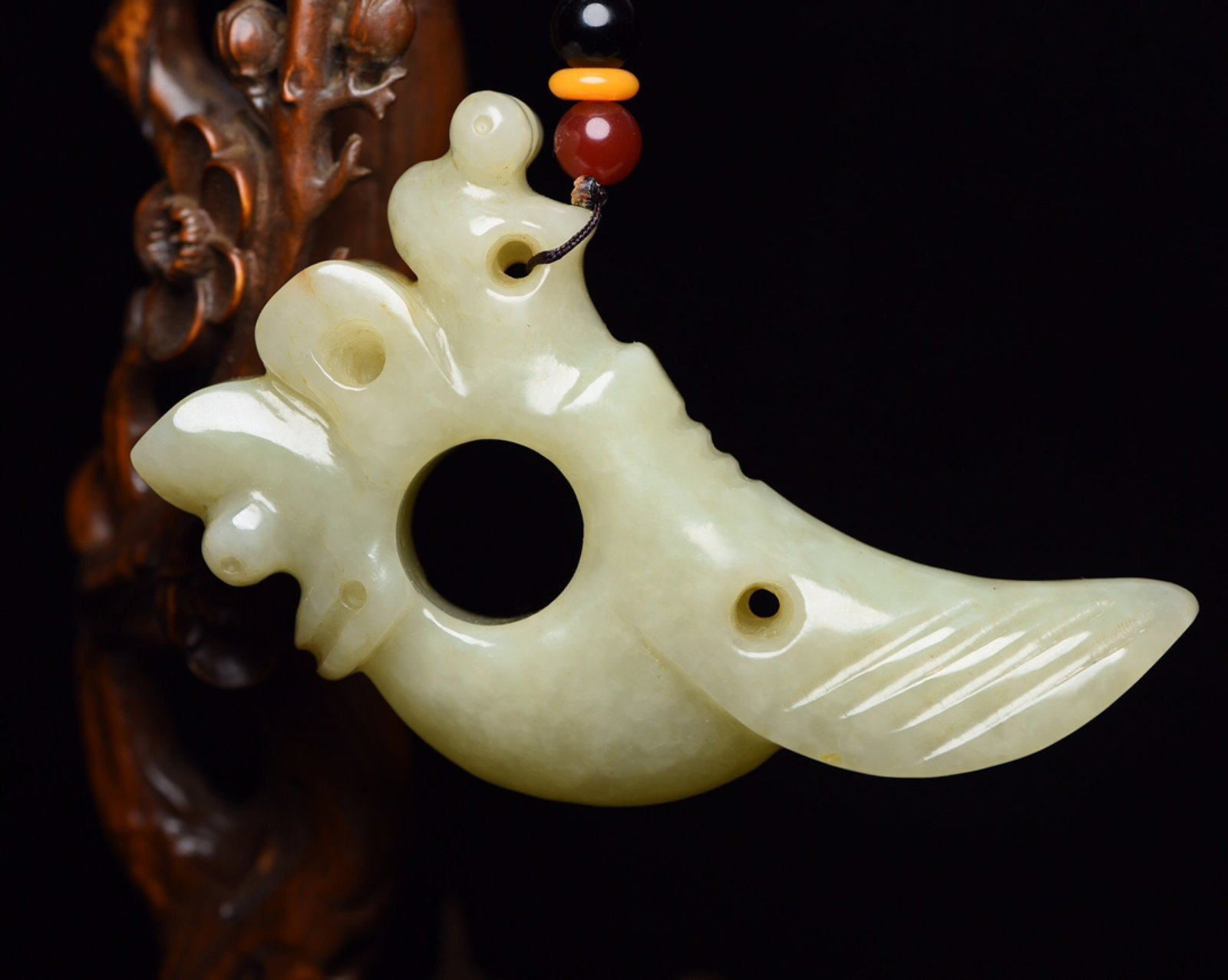 An Exquisite White Jade Pig and Dragon Pendant: An Exquisite White Jade Pig and Dragon Pendant,Qing Dynasty,China,Size:3.1inx2.4inx0.8in,Weight:110g 白玉猪龙挂件,中国清代