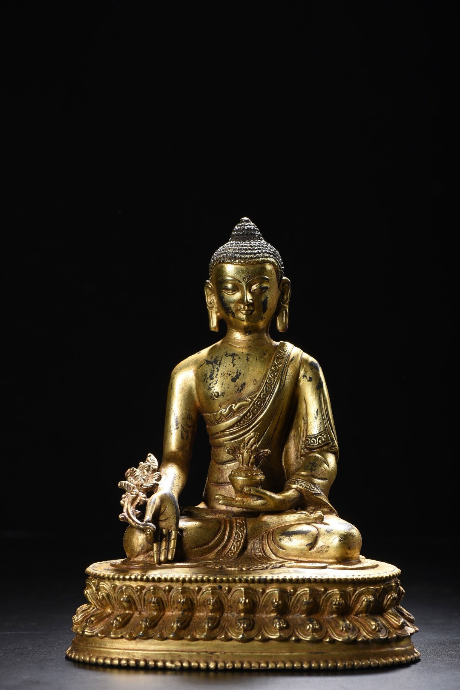 A Solemn Bronze Statue of Medicine Buddha: A Solemn Bronze Statue of Medicine Buddha,Qing Dynasty,China,Size:7.9inx6.3inx4.3in,Weight:1270g 铜药师像,中国清代