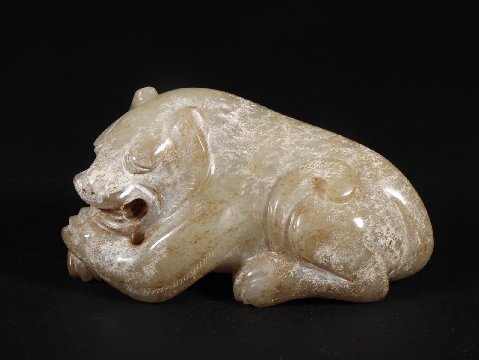 An Exquisite White Jade Auspicious Beast Ornament: An Exquisite White Jade Auspicious Beast Ornament,Qing Dynasty,China,Size:3.8inx1.9inx1.9in,Weight:326g 白玉瑞兽摆件,中国清代