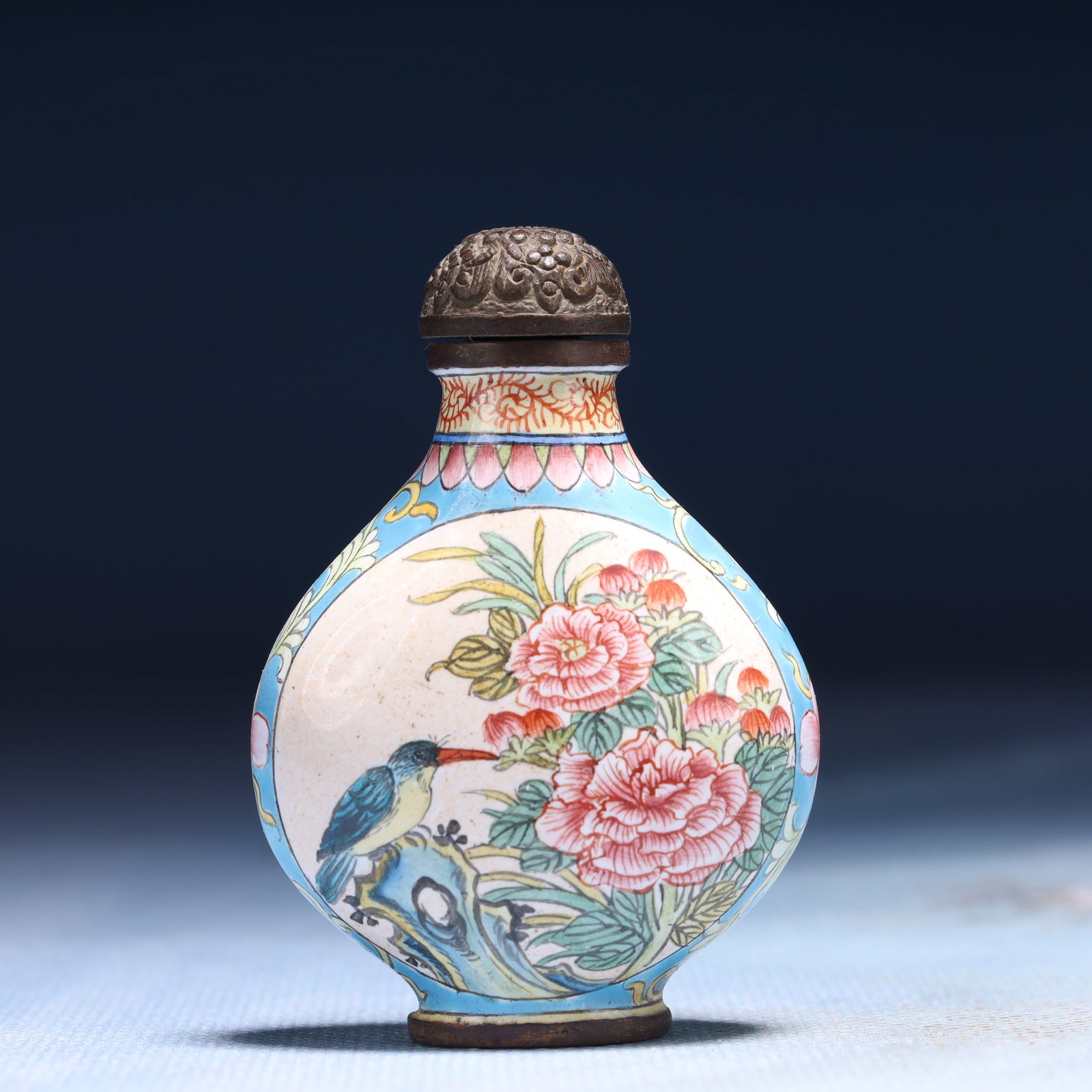 An Exquisite Painted Enamel Flower and Bird Pattern Snuff Bottle: An Exquisite Painted Enamel Flower and Bird Pattern Snuff Bottle,Qing Dynasty,China,Qianlong Four-character Mark,Size:1.6inx0.8inx2.2in,Weight:45g 画珐琅花鸟纹Ɨ