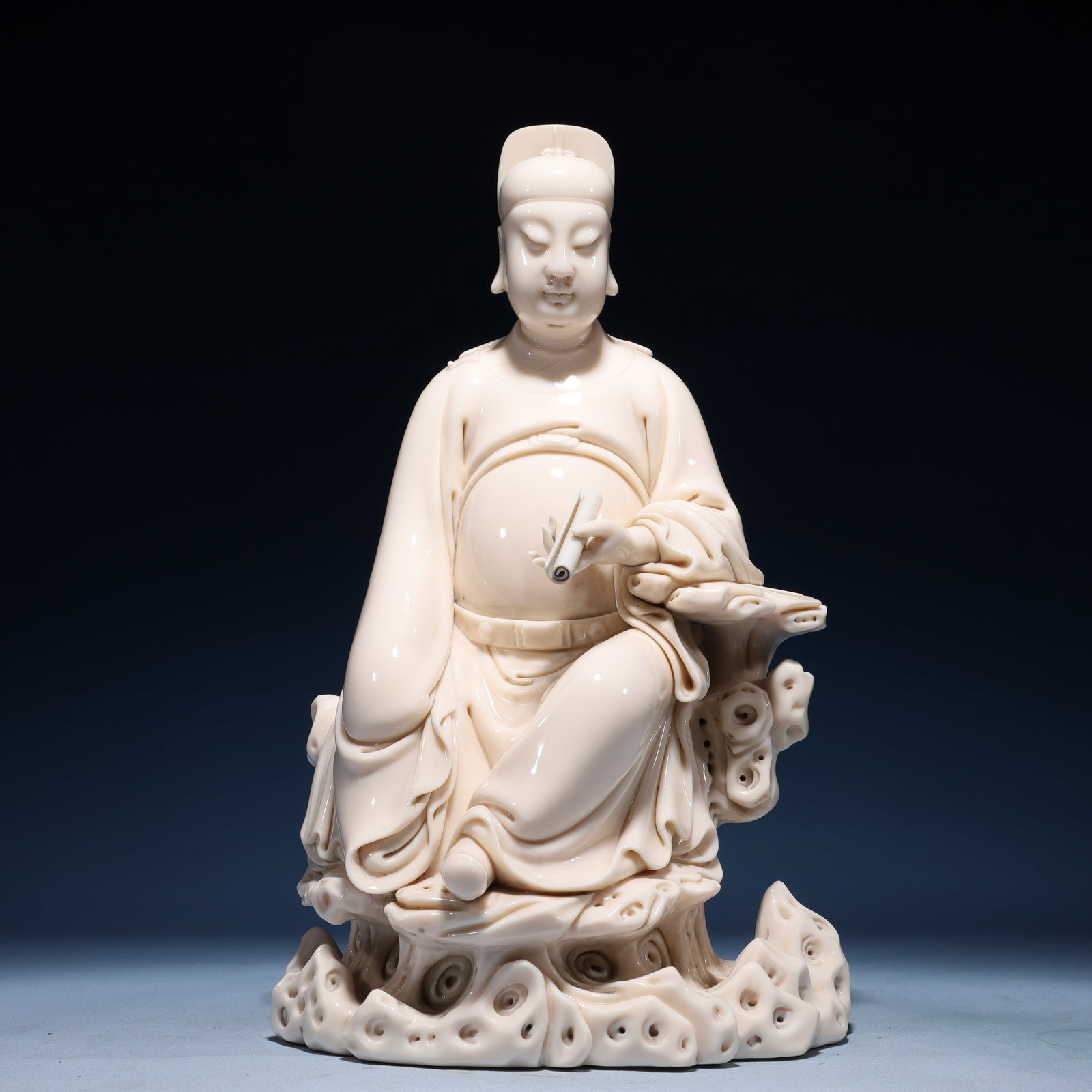 A Solemn Blance-De-Chine Statue of Figure: A Solemn Blance-De-Chine Statue of Figure Blance-De-Chine Statue of Figure,Ming Dynasty,China,He Chaozong Mark,Size:9.1inx7.1inx15in,Weight:4550g 德化瓷人物像,È
