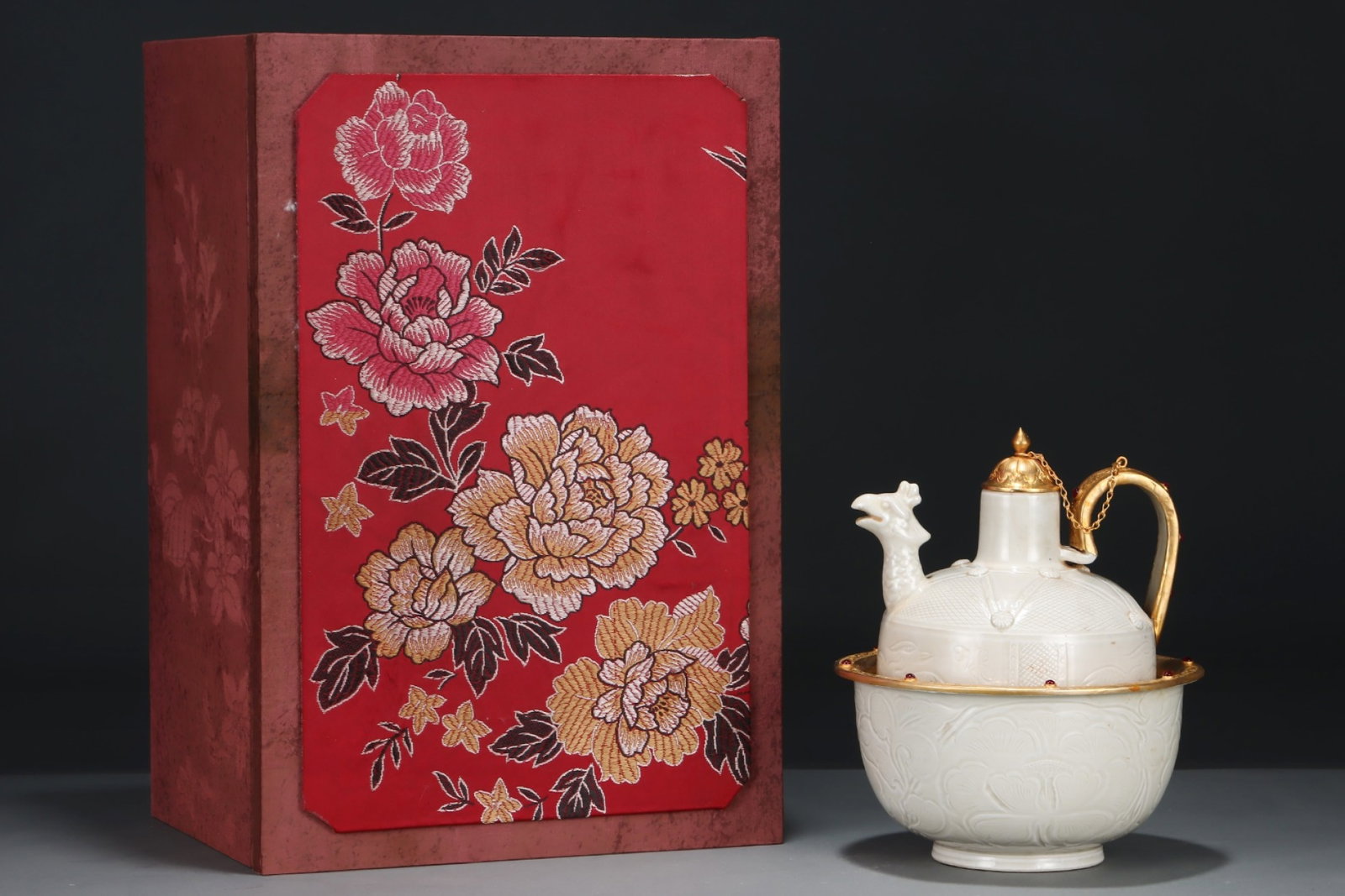 An Exquisite Ding yao Cover with Gold Phoenix Pattern Food Vessel: An Exquisite Ding yao Cover with Gold Phoenix Pattern Food Vessel,Song Dynasty,China,Size:8.9inx7.5in