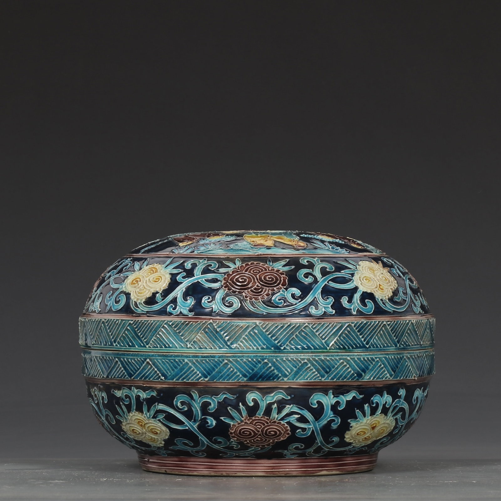An Exquisite Fahua Glazed Character and Story Pattern Box with Cover: An Exquisite Fahua Glazed Character and Story Pattern Box with Cover,Ming Dynasty,China ,Jiajing Six-character Mark,Size:5.1inx7.3in 珐华彩人物故事纹