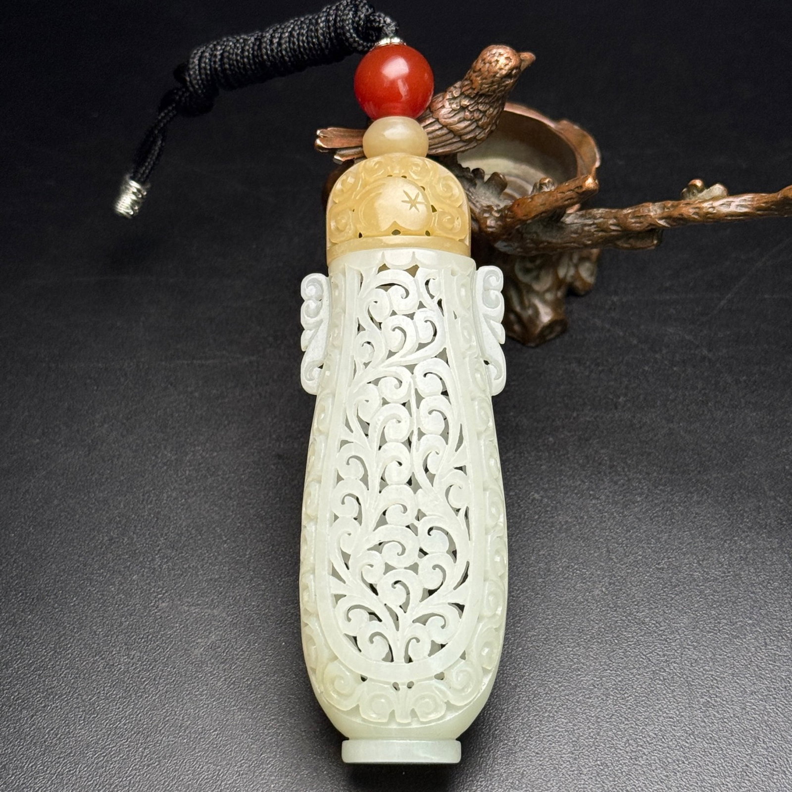 An Exquisite White Jade Flower Pattern Bottle: An Exquisite White Jade Flower Pattern Bottle,Qing Dynasty,China,Size:98mmx30mmx22mm,Weight:45g 白玉花卉纹盖瓶,中国清代