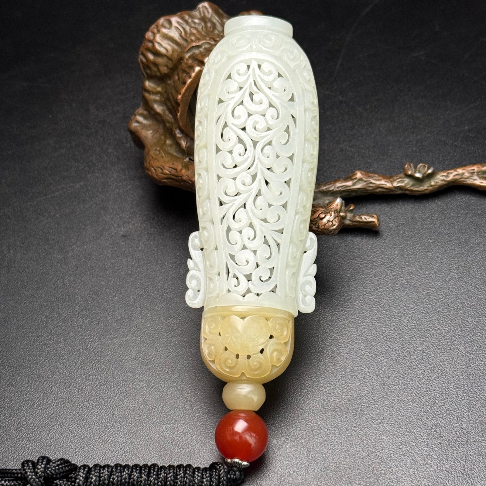 An Exquisite White Jade Flower Pattern Bottle - 2