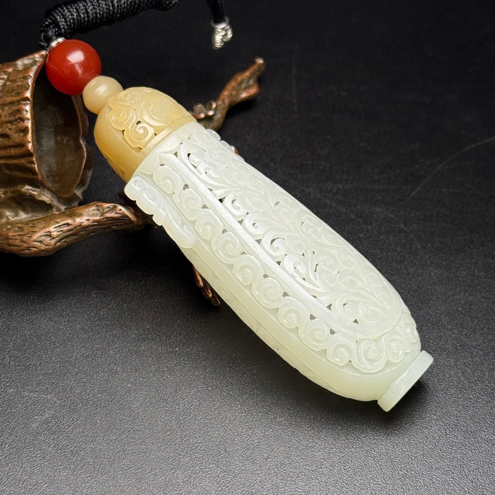 An Exquisite White Jade Flower Pattern Bottle - 3