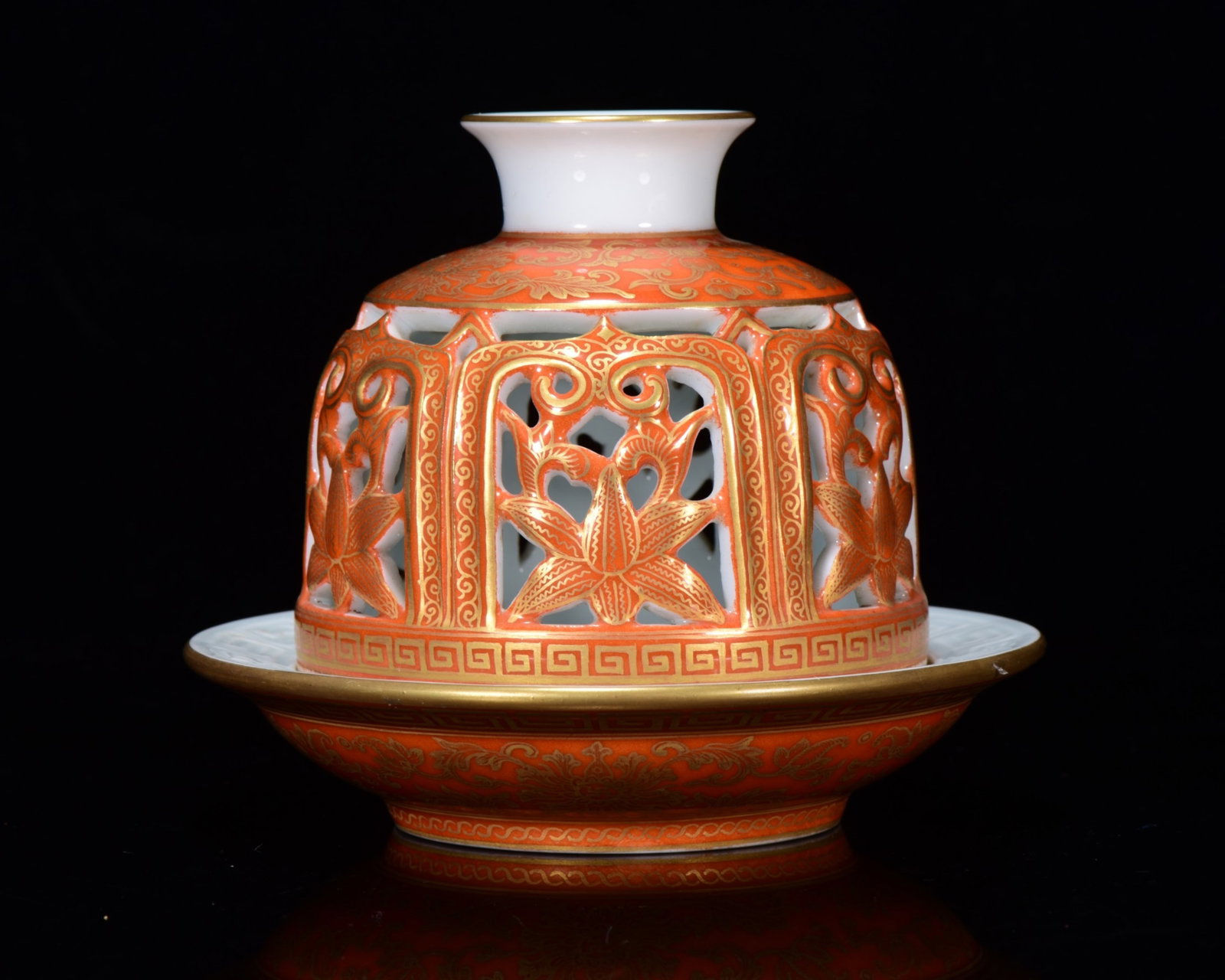 An Exquisite Iron-Red Painted Gold Flower Pattern Censer: An Exquisite Iron-Red Painted Gold Flower Pattern Censer,Qing Dynasty,China,Qianlong Four-character Mark,Size:4.3inx4.3in 矾红描金花卉纹香炉,È