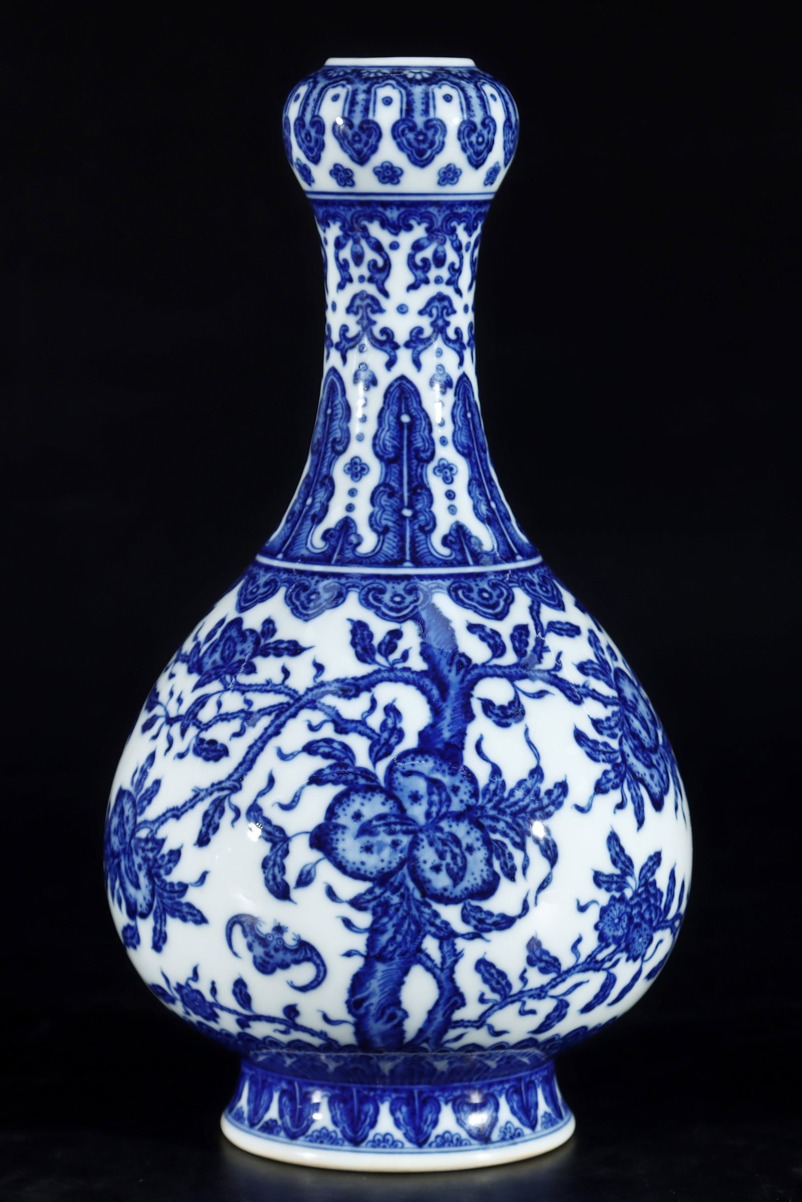 An Exquisite Blue and White Bats and Peach Pattern Vase: An Exquisite Blue and White Bats and Peach Pattern Vase,Qing Dynasty,China,Qianlong Six-character Mark,Size:11.4inx5.9in 青花福寿纹瓶,中国清ߣ