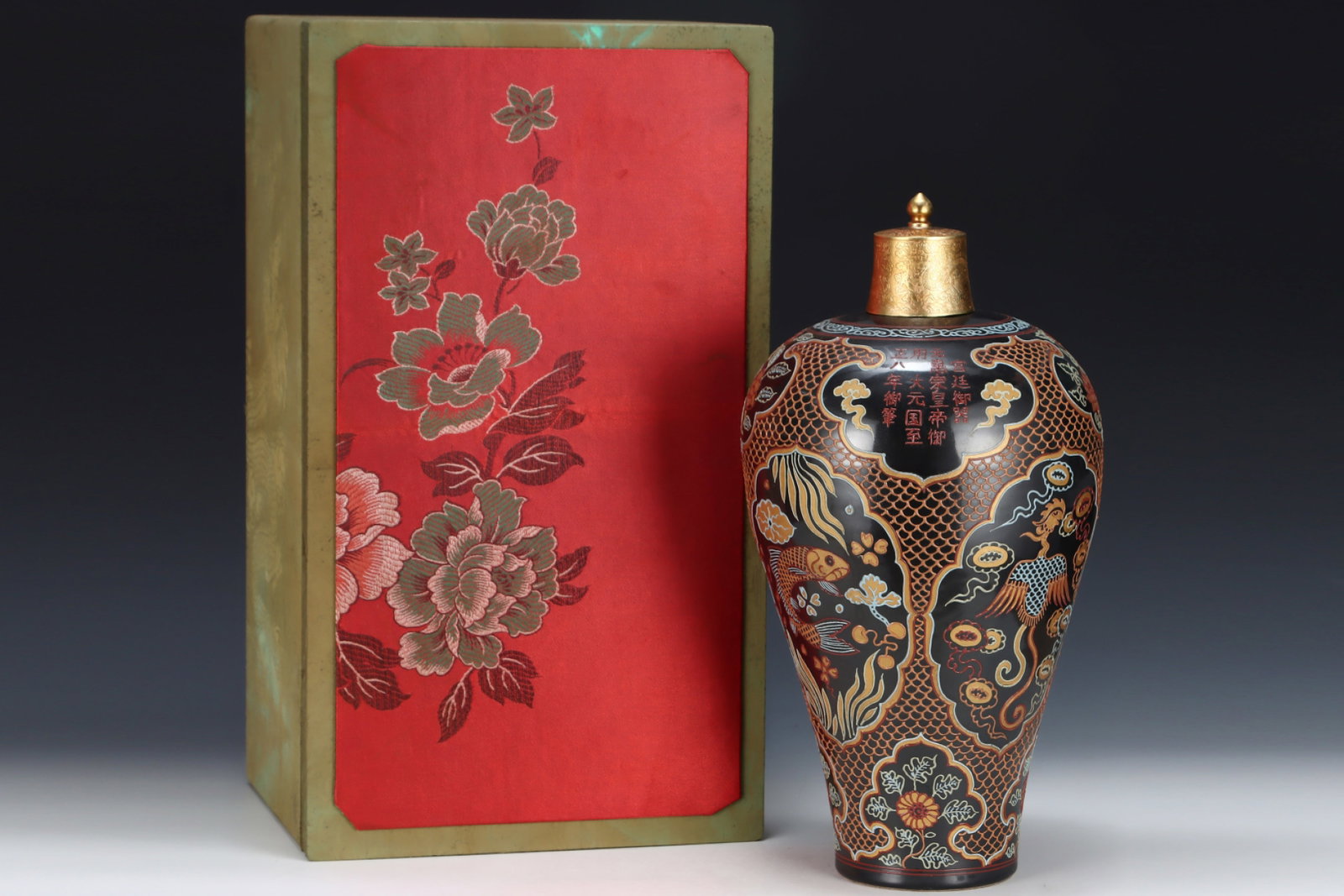 A Huge Wucai Painted Gold Hornwort Pattern Bottle: A Huge Wucai Painted Gold Hornwort Pattern Bottle,Yuan Dynasty,China,with Mark,Size:19.5inx10in 五彩描金鱼藻纹盖瓶,中国元代
