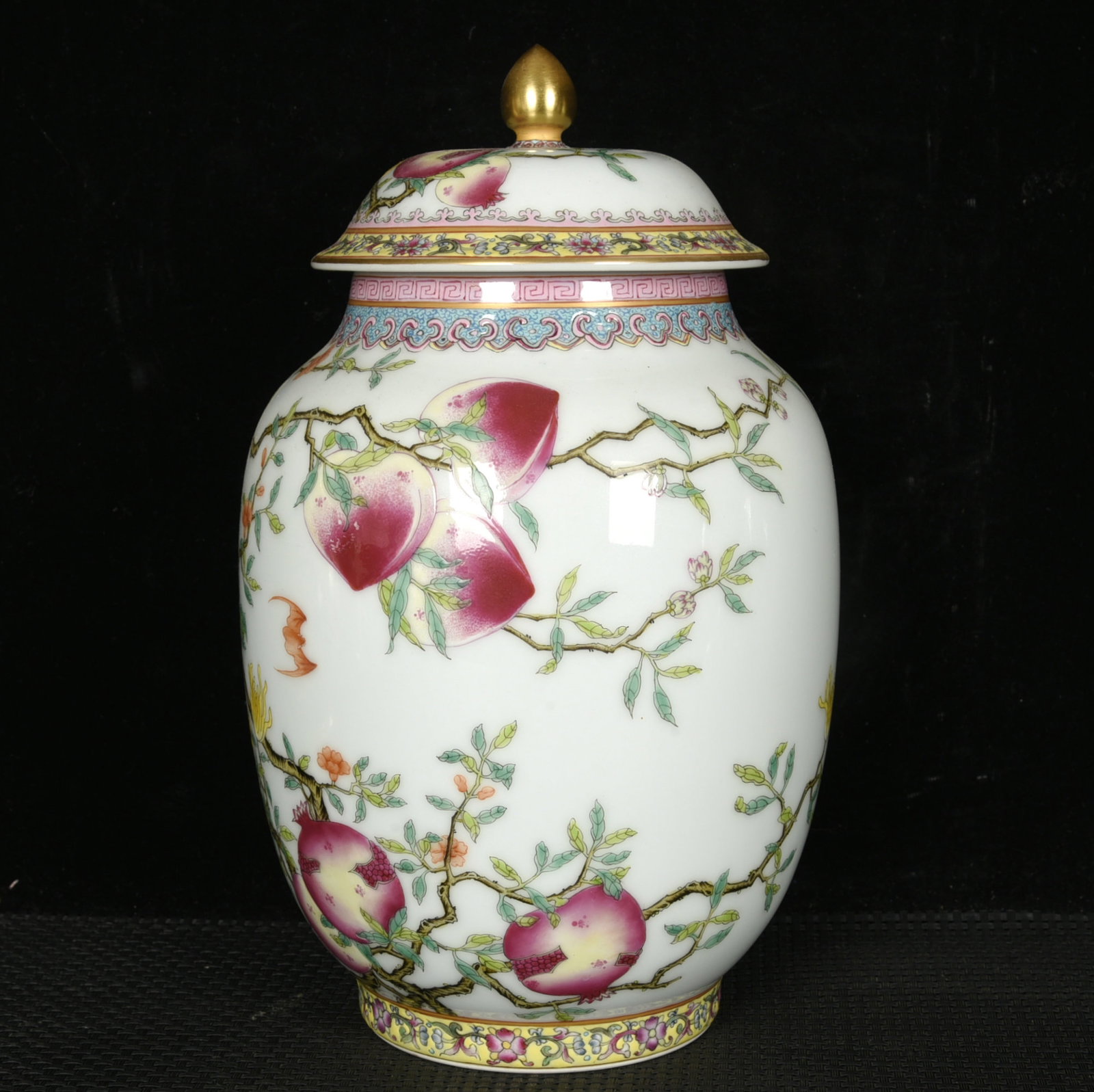 An Exquisite Enamel Painted Gold Bats and Peach Pattern Jar with Cover (1 of 8)