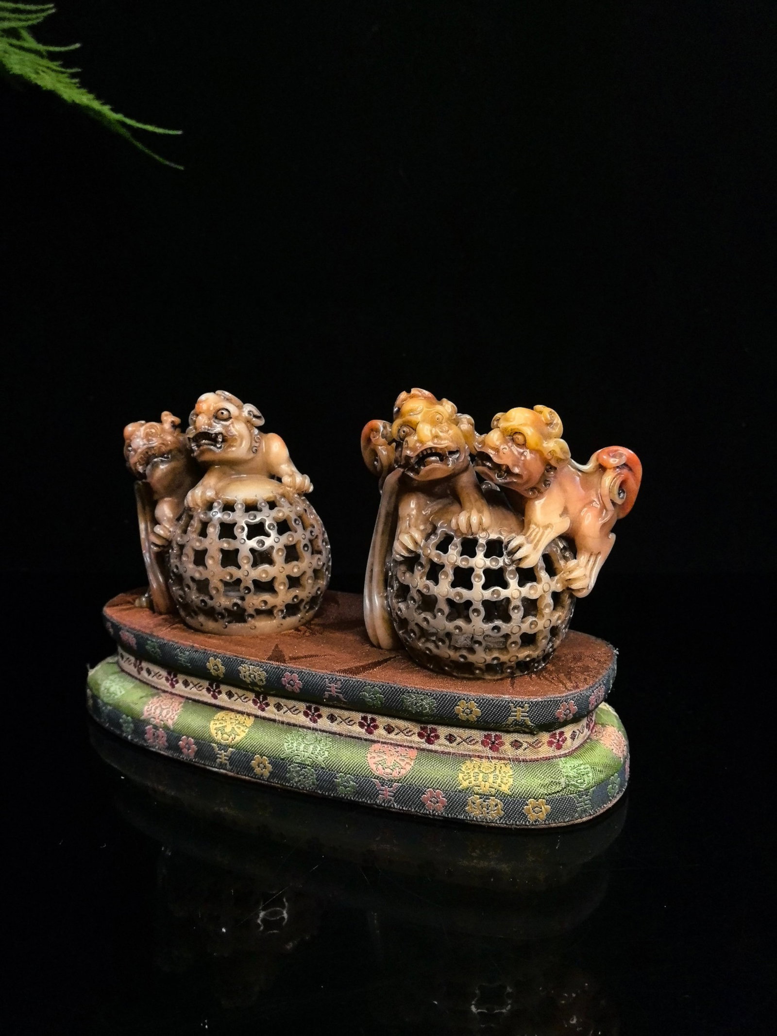 A Pair of Exquisite Tianhuang Stone Auspicious Beast Seals: A Pair of Exquisite Tianhuang Stone Auspicious Beast Seals,Qing Dynasty,China,Size:3.9inx10*2,Weight:540g 一对田黄石瑞兽印章,中国ę