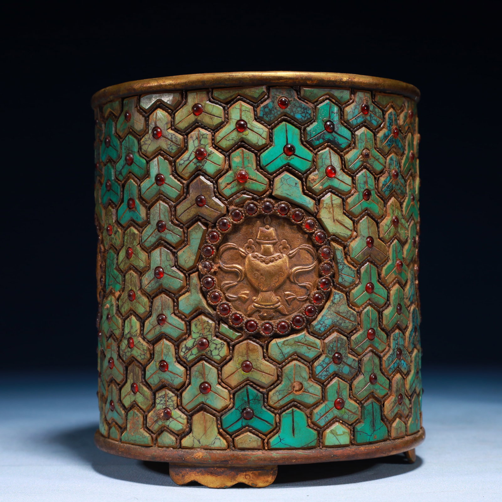 An Exquisite Gilt Bronze Eight Treasures Pattern Brush Pot,Inlaid Turquoise: An Exquisite Gilt Bronze Eight Treasures Pattern Brush Pot,Inlaid Turquoise,Qing Dynasty,China,Qianlong Four-character Mark,Size:5.5inx6.3inx5.5in,Weight:1450g 铜鎏金八宝