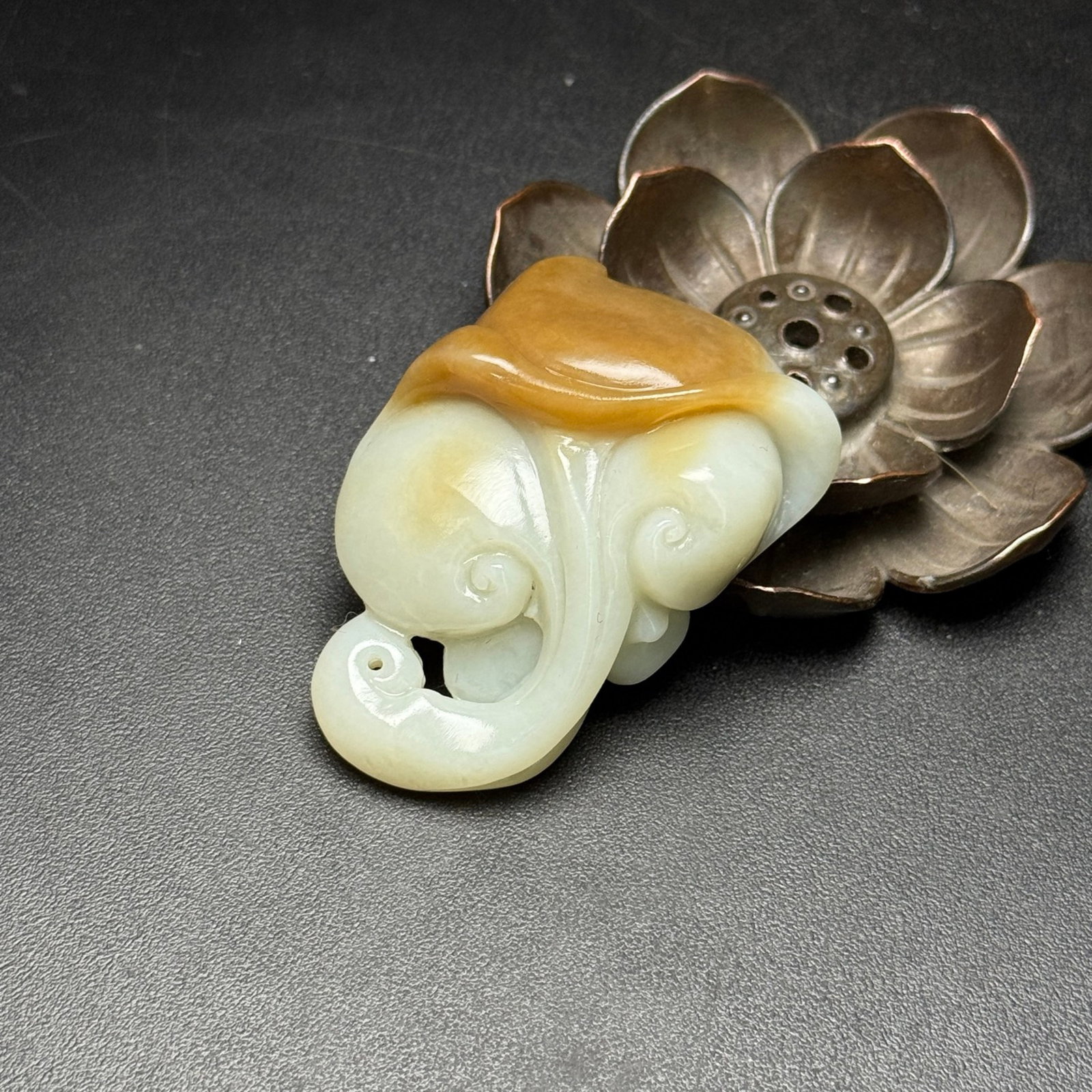 An Exquisite White Jade Ganoderma Lucidum Ruyi (1 of 7)