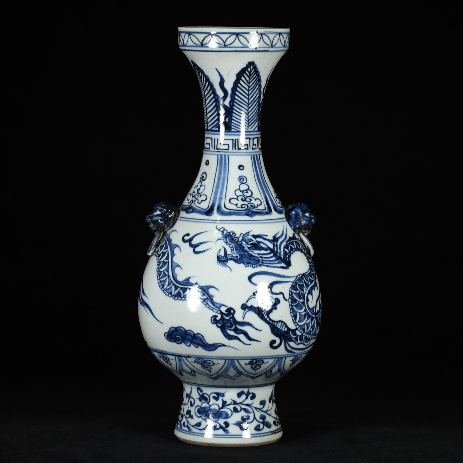 A Rare Blue and White Dragon Pattern Vase: A Rare Blue and White Dragon Pattern Vase,Yuan Dynasty,China,Size:12.2inx5.9in 青花龙纹瓶,中国元代