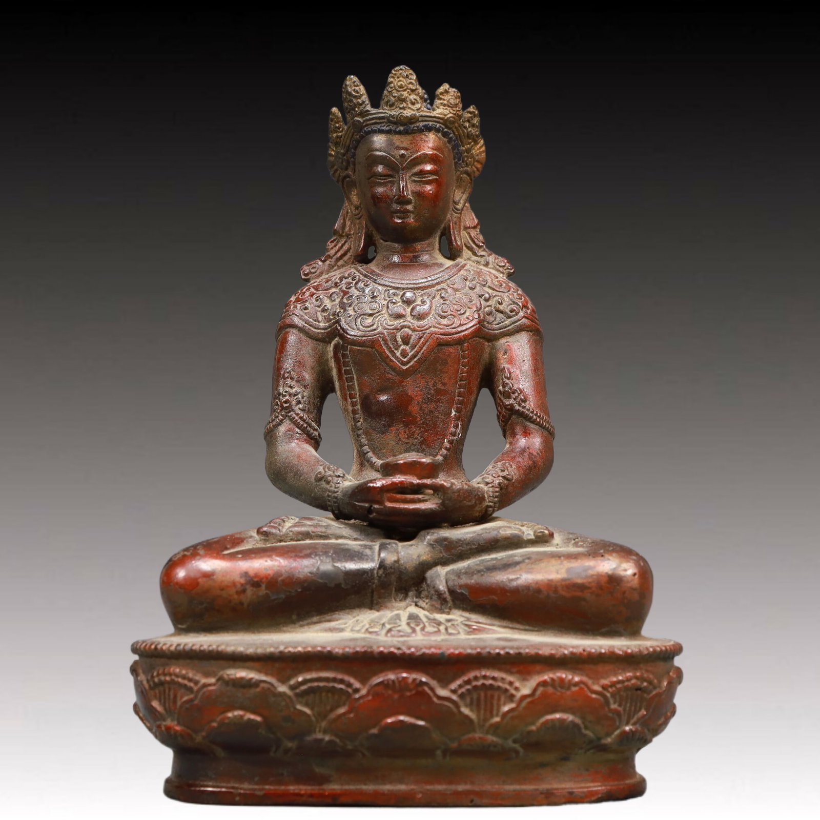A Solemn Bronze Statue of Bodhisattva: A Solemn Bronze Statue of Bodhisattva,Qing Dynasty, China,Size:5.7inx3.5inx8.5in Weight:2400g 铜菩萨像,中国清代