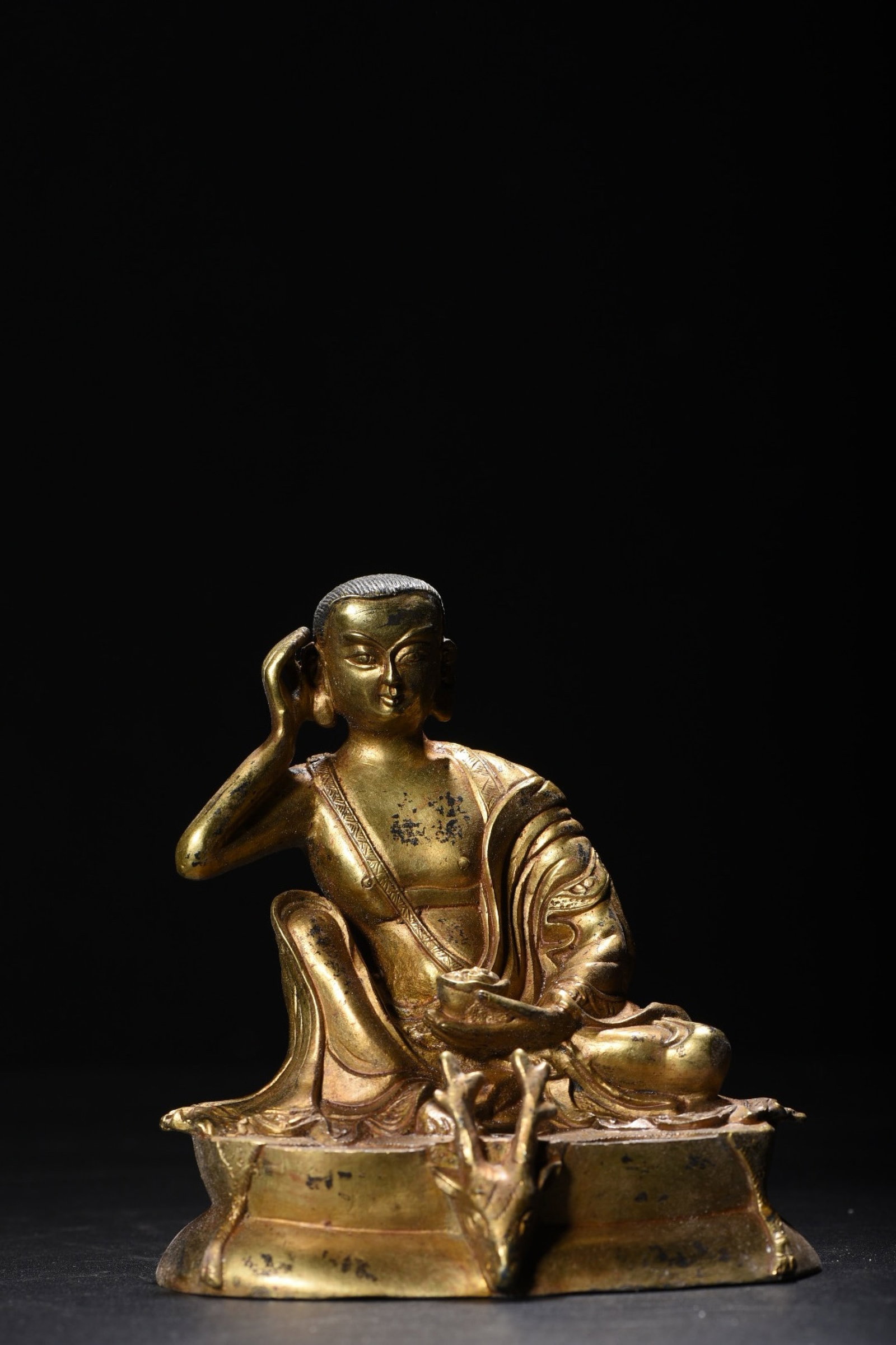 An Exquisite Bronze Statue of Figure: An Exquisite Bronze Statue of Figure,Qing Dynasty,China,Size:5.1inx5.1inx3.3in,Weight:765g 铜人物像,中国清代