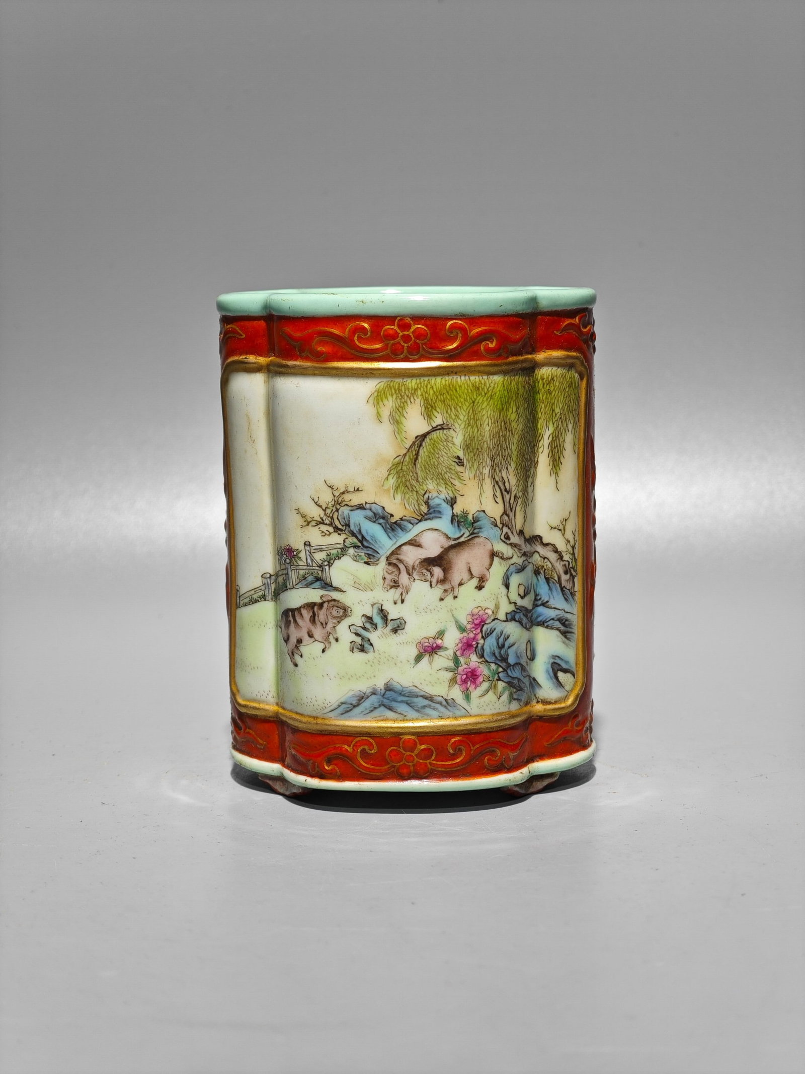 An Exquisite Famille-Rose Painted Gold Animal Pattern Brush Pot: An Exquisite Famille-Rose Painted Gold Animal Pattern Brush Pot,Qing Dynasty,China,Qianlong Six-character Mark,Size:3.9inx3in 粉彩描金动物纹笔筒,&