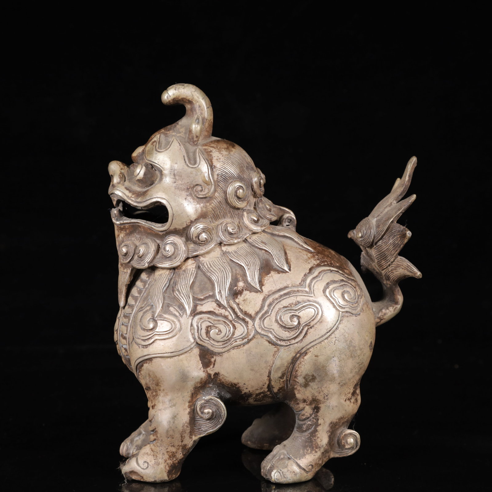 An Exquisite Silver-Plated Bronze Auspicious Beast Ornament: An Exquisite Silver-Plated Bronze Auspicious Beast Ornament,Qing Dynasty,China,with Mark,Size:5.5inx3.5inx7.9in,Weight:1250g 铜镀银瑞兽摆件,中国&#