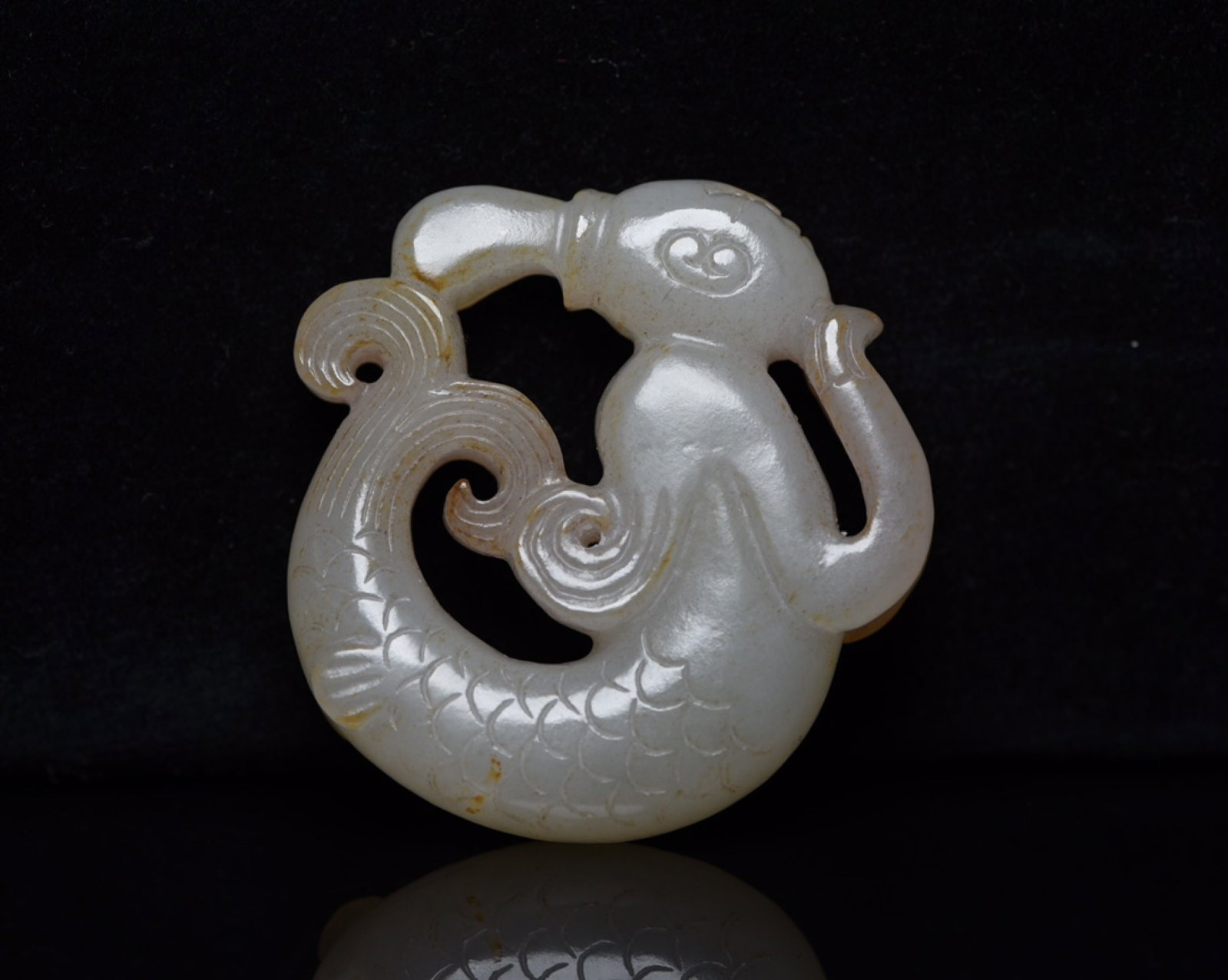 An Exquisite White Jade Fish Pendant: An Exquisite White Jade Fish Pendant,Qing Dynasty,China,Size:2.1inx2inx0.4in,Weight:50g 白玉鱼佩,中国清代