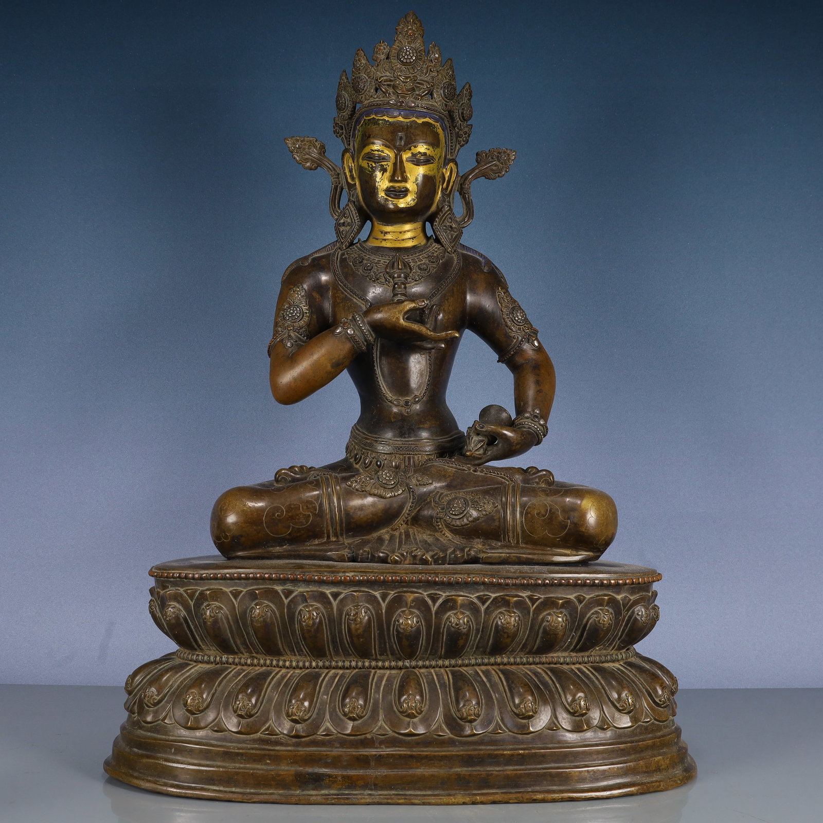 A Solemn Gilt Bronze Statue of Avalokitesvara: A Solemn Gilt Bronze Statue of Avalokitesvara,Qing Dynasty, China,Size:17.3inx11inx24.8in,Weight:20150g 铜鎏金观音像,中国清代
