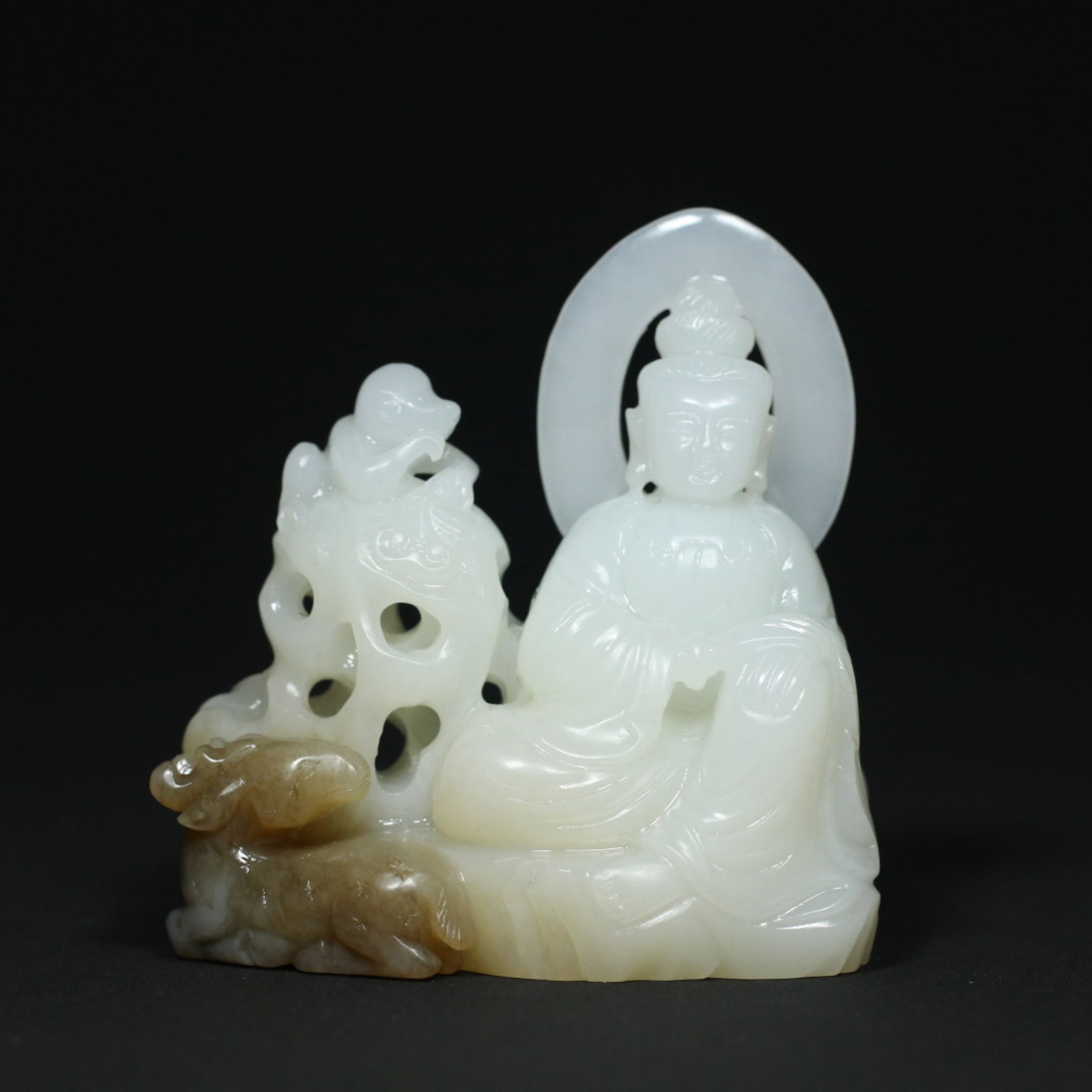 An Exquisite White Jade Statue of Avalokitesvara: An Exquisite White Jade Statue of Avalokitesvara,Qing Dynasty,China,Size:3inx2.8inx1.3in,Weight:193.9g 白玉观音像,中国清代