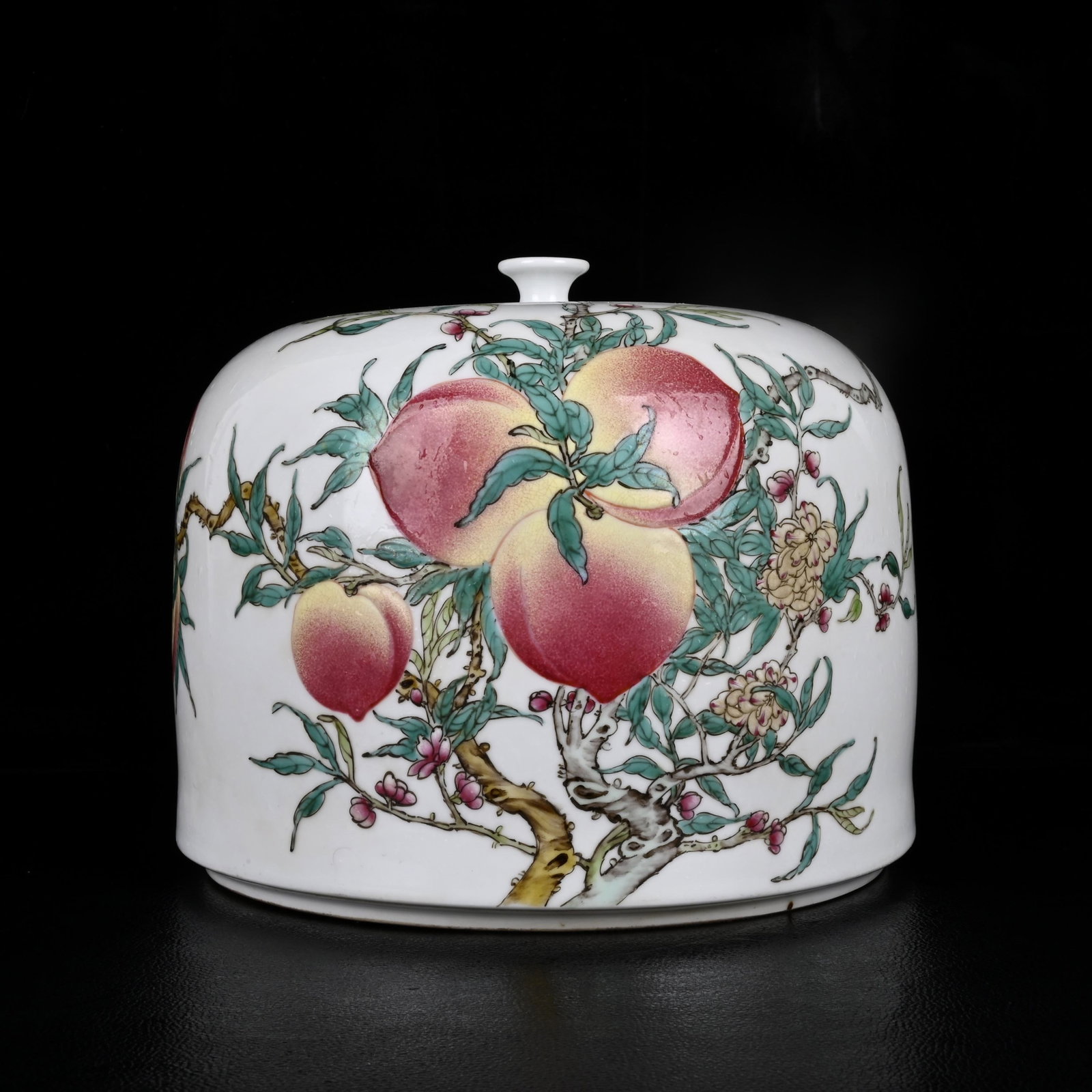 An Exquisite Famille-Rose Bats and Peach Pattern Jar with Cover: An Exquisite Famille-Rose Bats and Peach Pattern Jar with Cover,Qing Dynasty,China,Yongzheng Six-Character Mark,Size:7.5inx8.7in 粉彩蝙蝠桃子纹盖罐