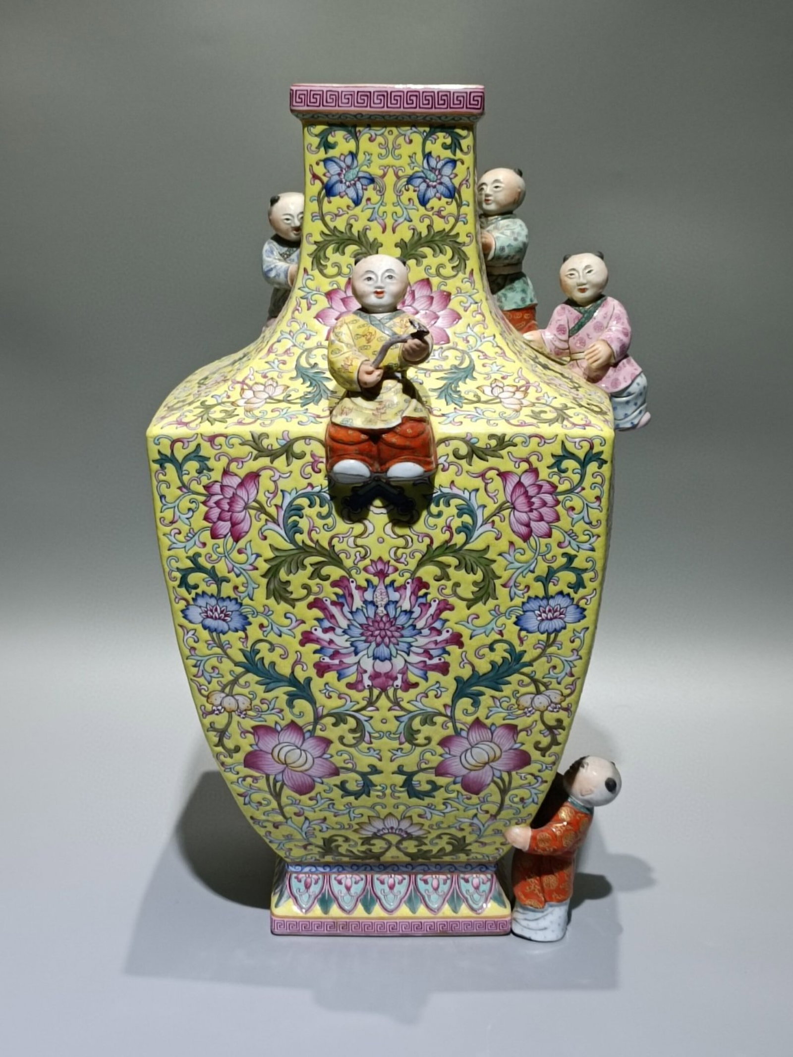 A Huge Yellow Ground Enamel Lotus Pattern Vase: A Huge Yellow Ground Enamel Lotus Pattern Vase,Qing Dynasty,China,Qianlong Four-character Mark,Size:17.7inx9.4in 黄地珐琅彩缠枝莲纹瓶,ߑ