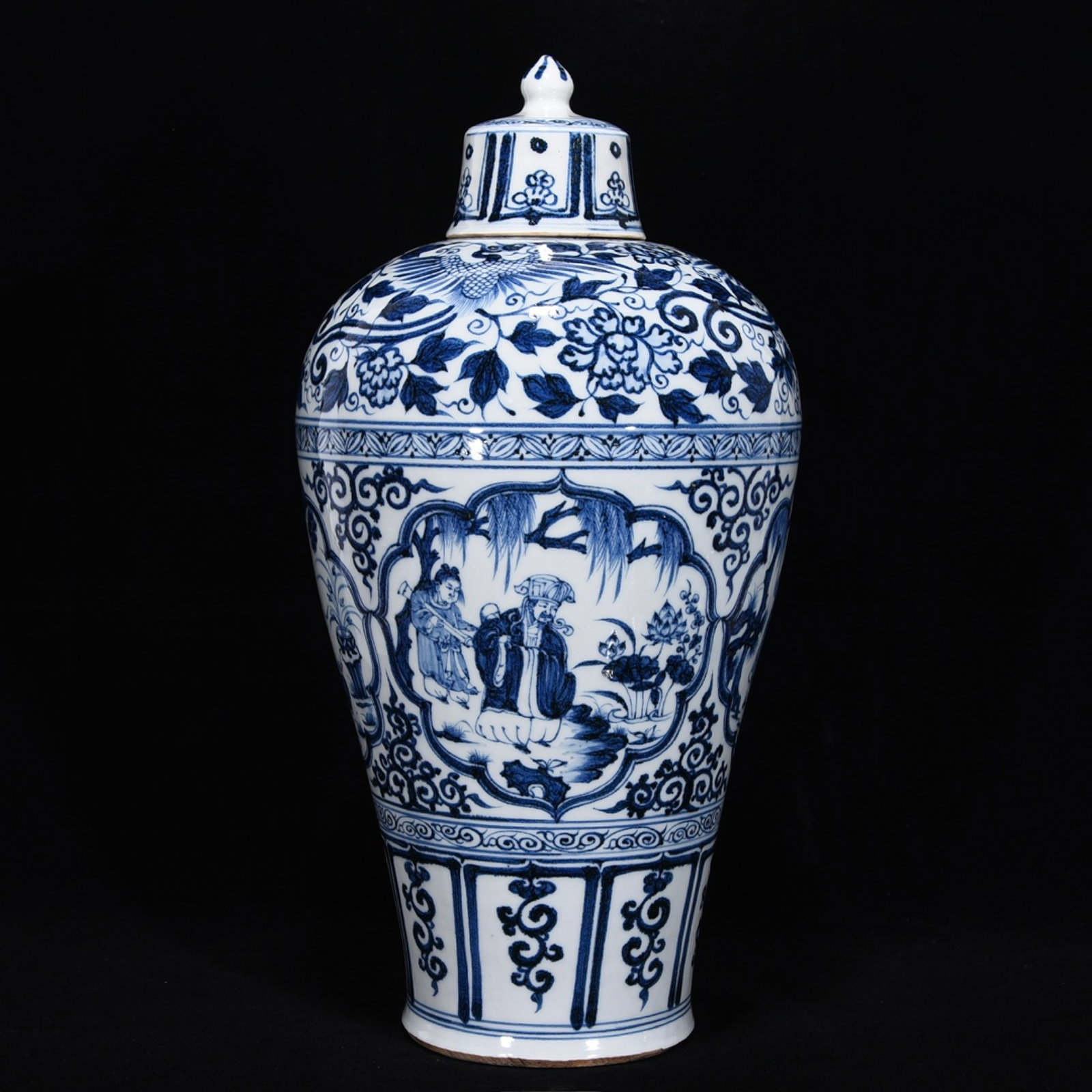 A Huge Blue and White Figure Pattern Vase: A Huge Blue and White Figure Pattern Vase,Yuan Dynasty,China,Size:17.7inx9.1in 青花人物纹瓶,中国元代